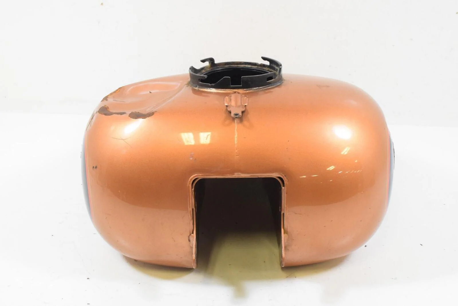 08 Harley Touring FLHTCU Electra Glide UC Fuel Gas Petrol Tank DENTED 61356-08 - Image 4