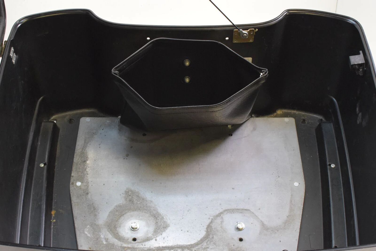 09-13 Harley Touring Aftermarket Trunk Tour Pak & Mount Electra Glide Road King - Image 12