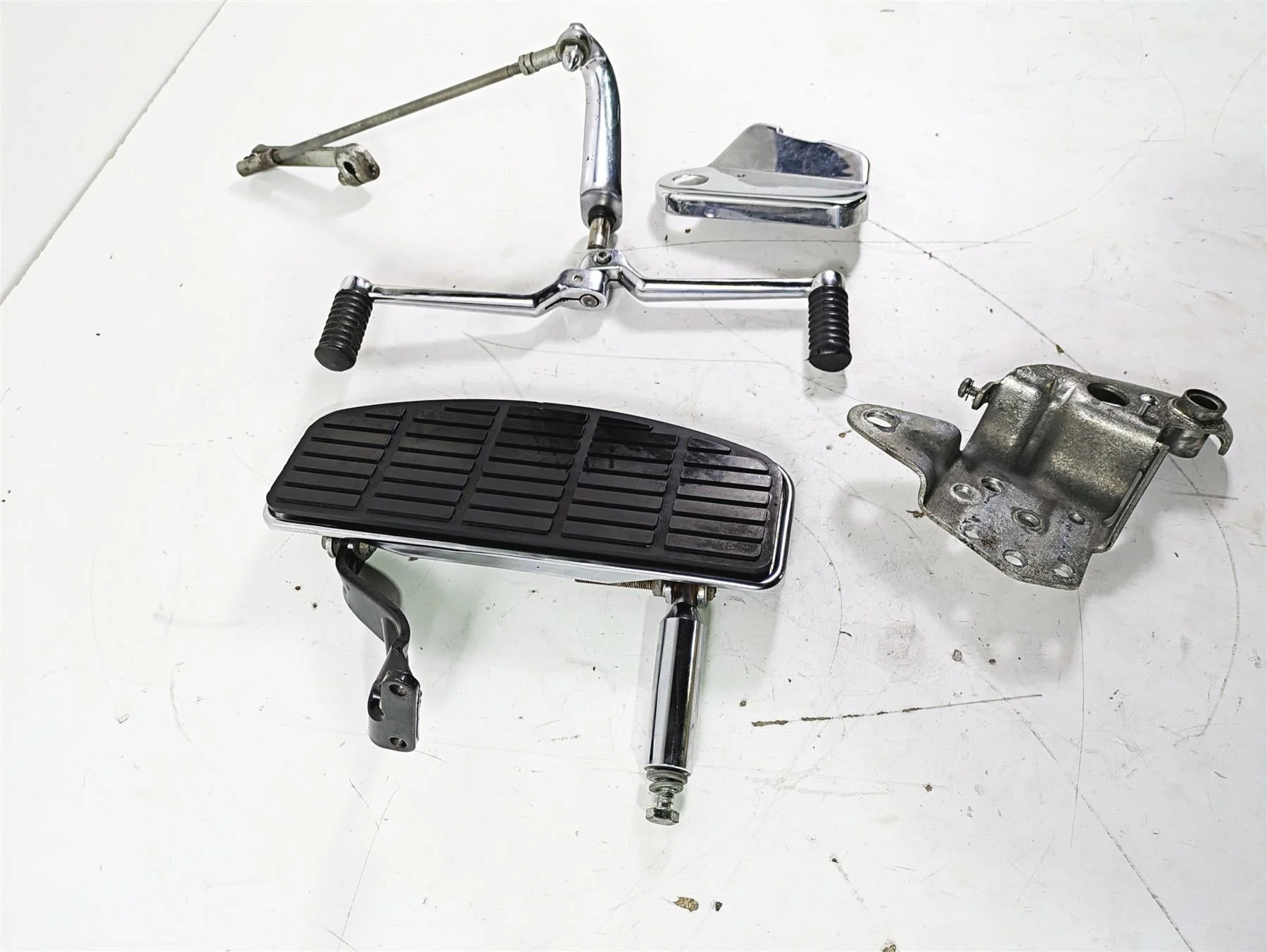 1992 Harley FLSTC Softail Heritage Front Left Floor Board Shifter Set 50621-79 - Image 2