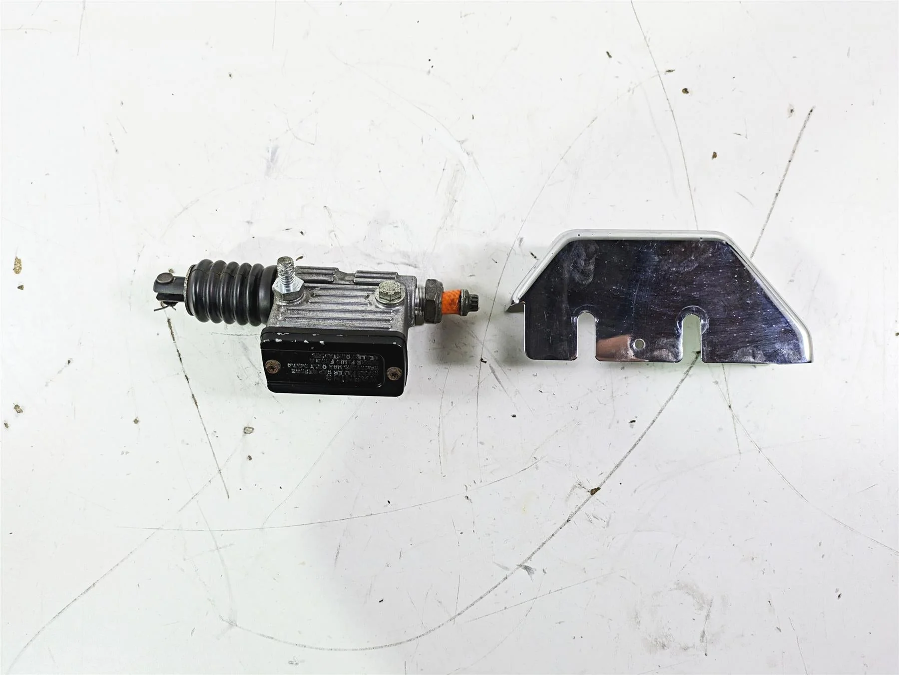 1992 Harley FLSTC Softail Heritage Rear Brake Master Cylinder + Cover 42468-87E - Image 5