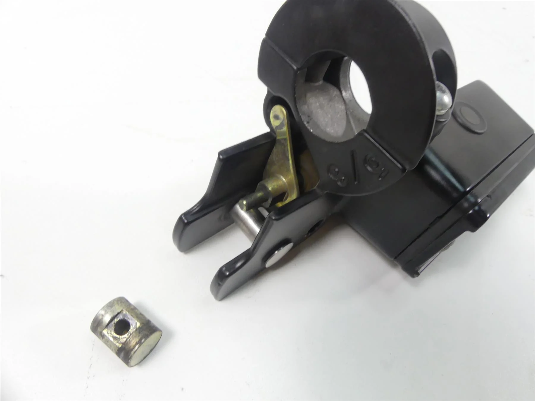1993 Harley FXSTS Softail Springer Front Brake Master Cylinder 5/8 45019-93 - Image 9