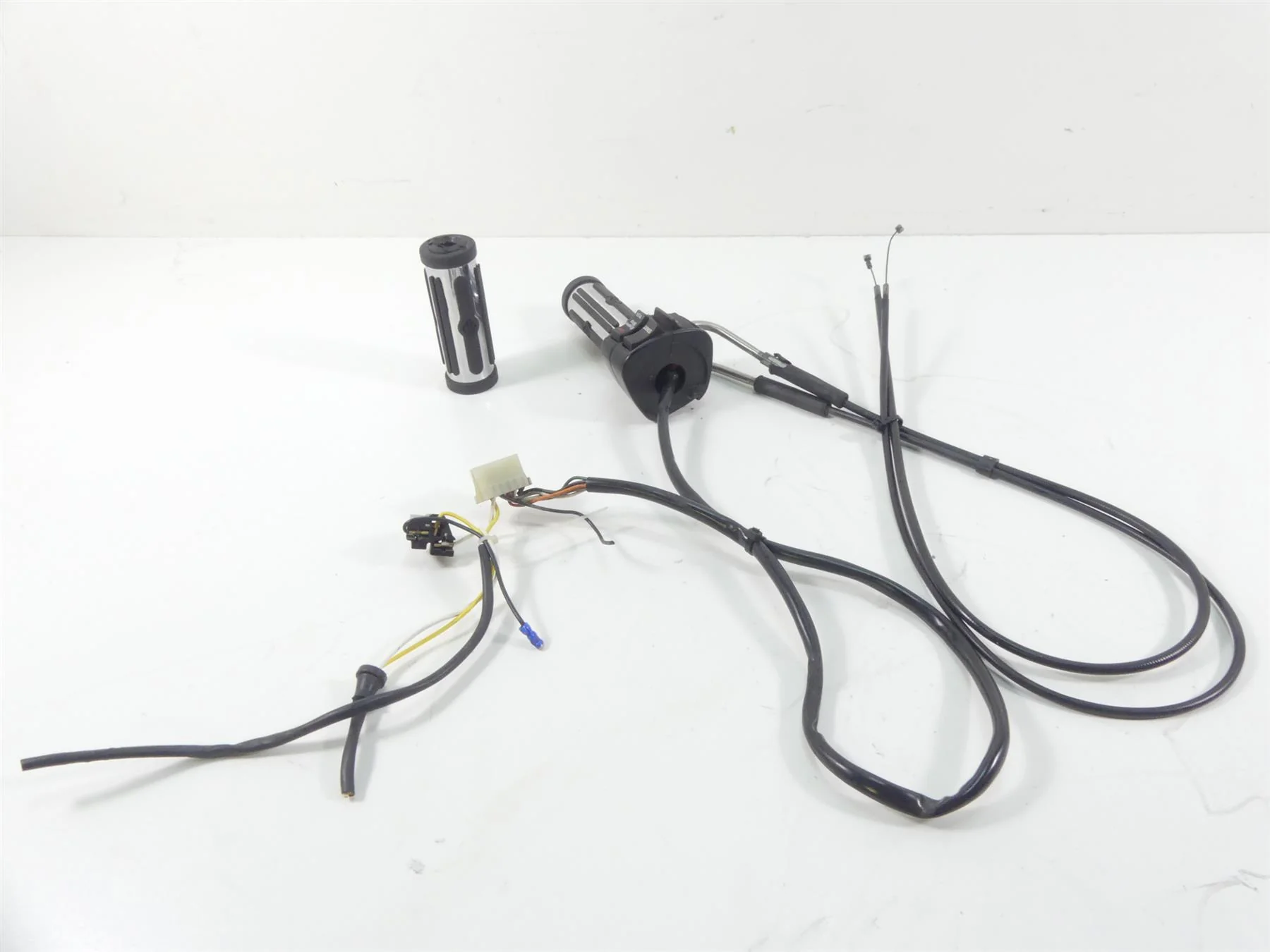 1993 Harley FXSTS Softail Springer Right Control Switch + Throttle Grip 70219-87 - Image 3