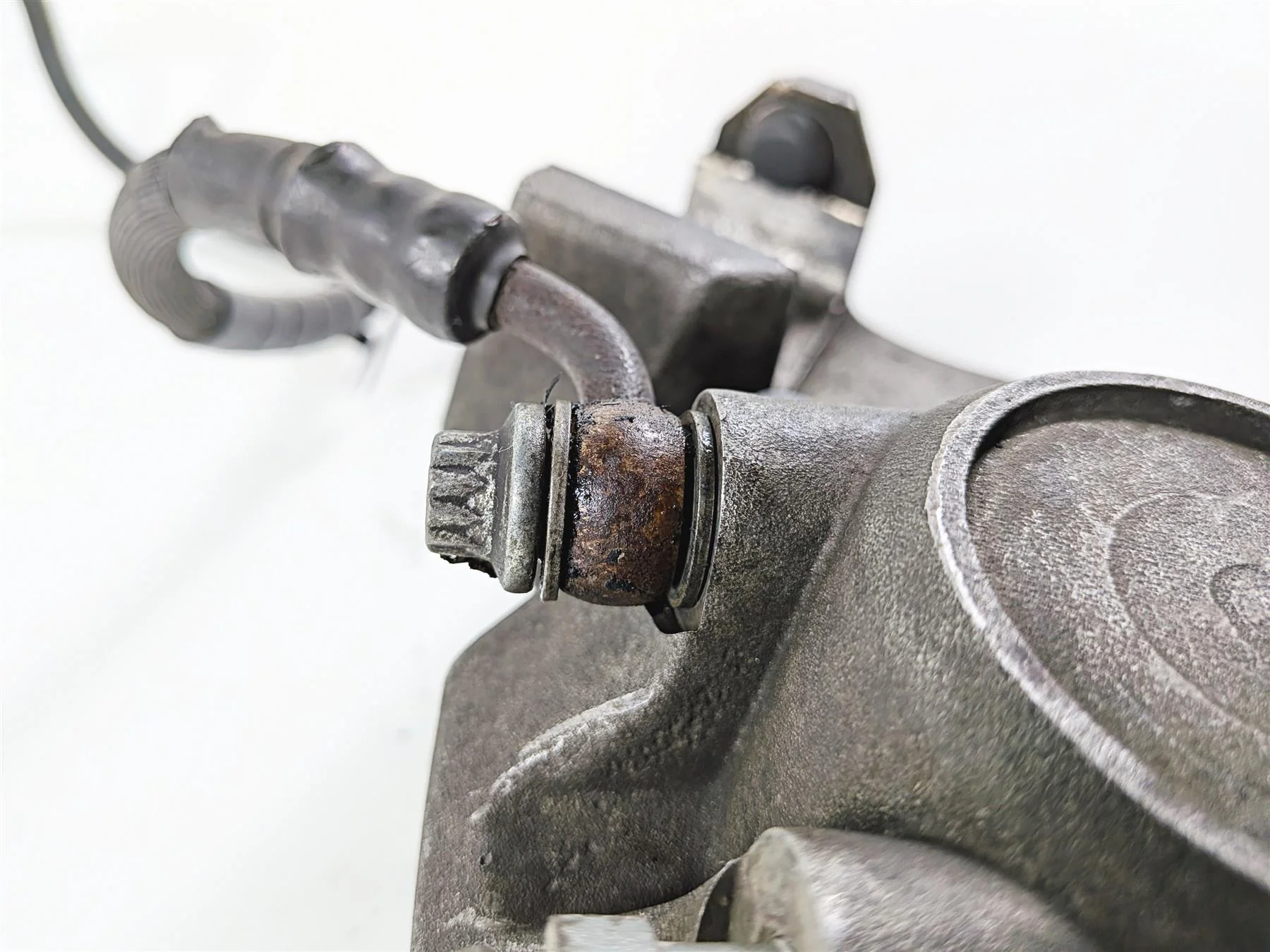 1993 Harley Touring FLHTCU Electra Glide Rear Brake Caliper & Bracket 44050-87 - Image 10