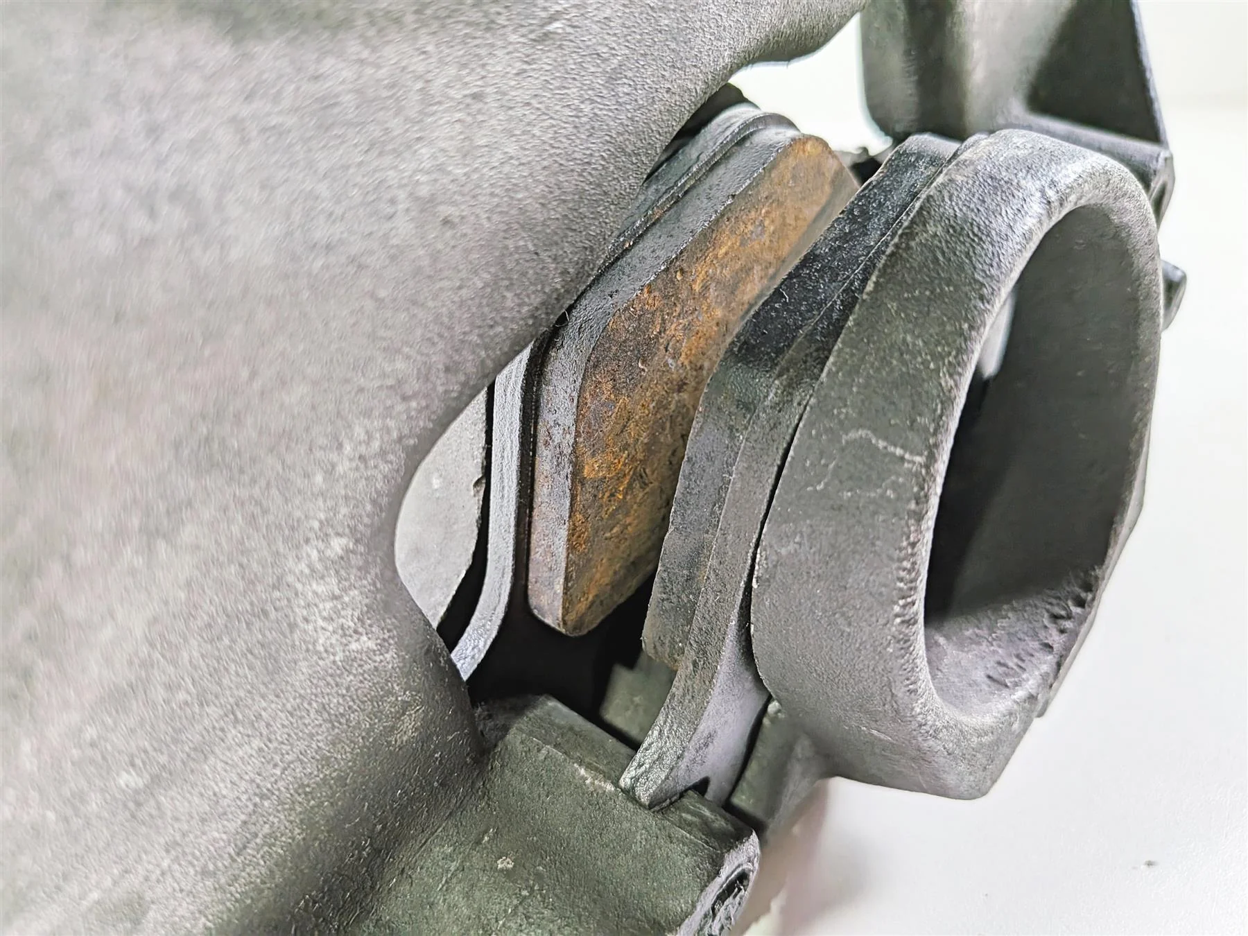 1993 Harley Touring FLHTCU Electra Glide Rear Brake Caliper & Bracket 44050-87 - Image 9