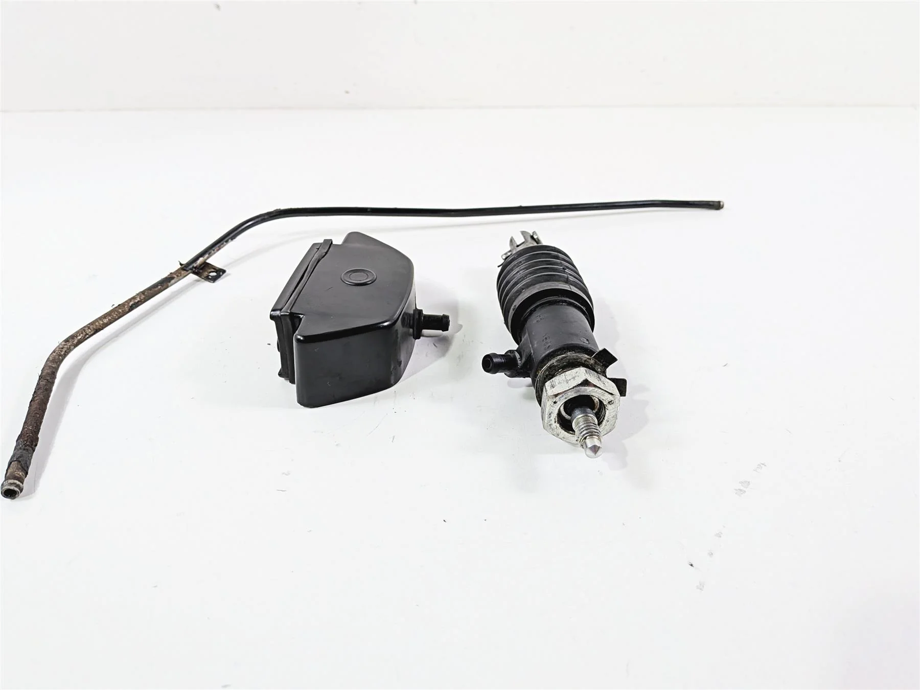 1993 Harley Touring FLHTCU Electra Glide Rear Brake Master Cylinder 41755-92A - Image 3