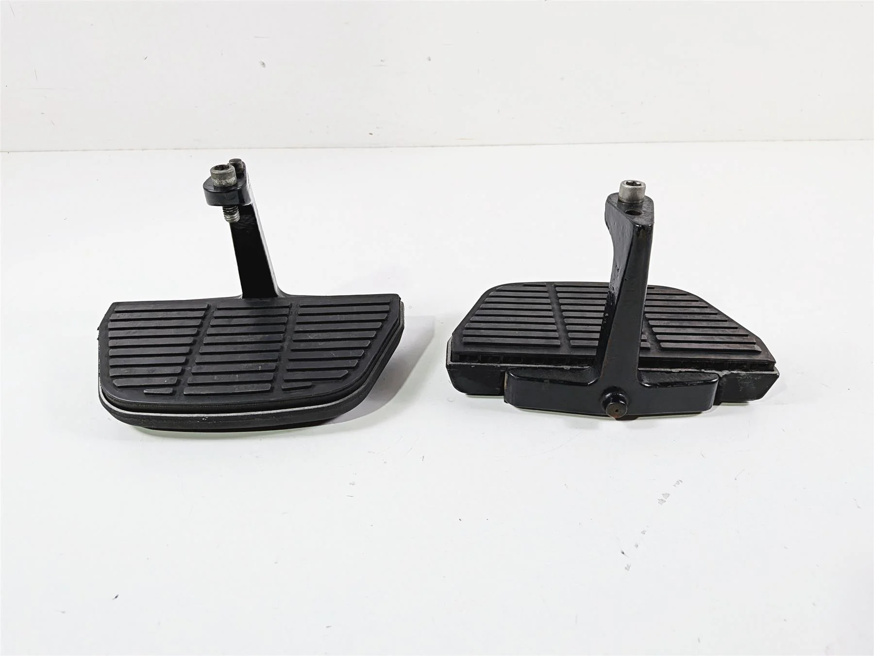 1993 Harley Touring FLHTCU Electra Glide Rear Passenger Floor Board Set 52719-93 - Image 3