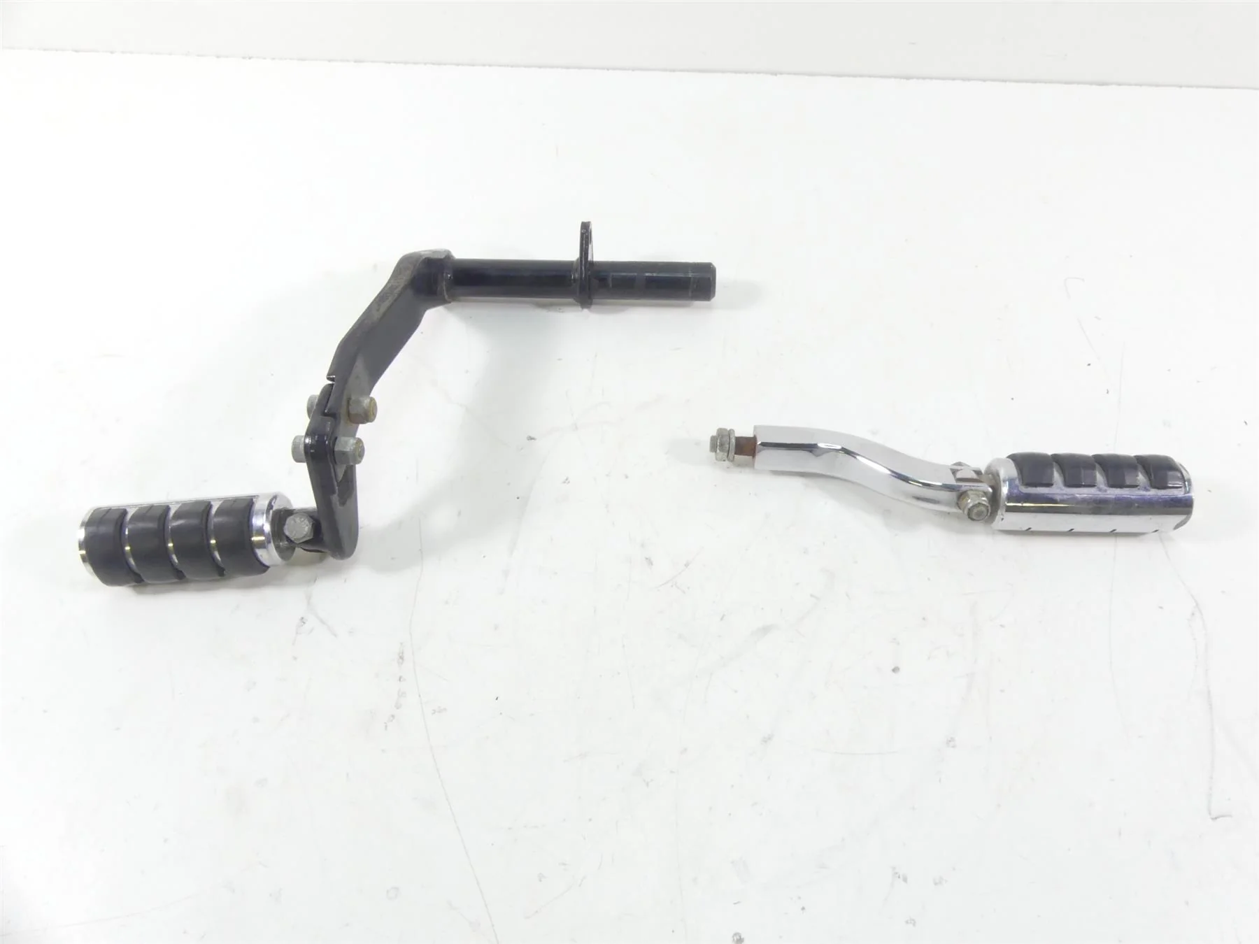 1995 Harley Dyna FXDL Low Rider Rear Passenger Footpeg Set 52740-94 52742-94