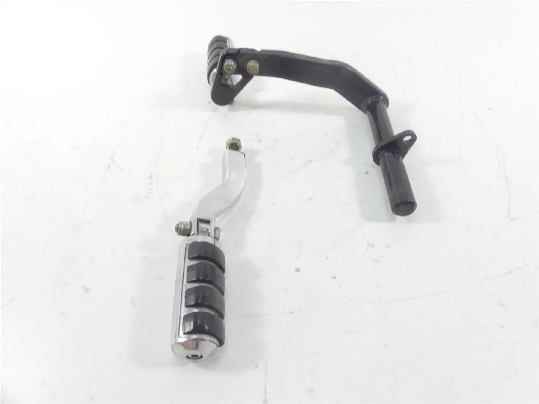 1995 Harley Dyna FXDL Low Rider Rear Passenger Footpeg Set 52740-94 52742-94 - Image 2