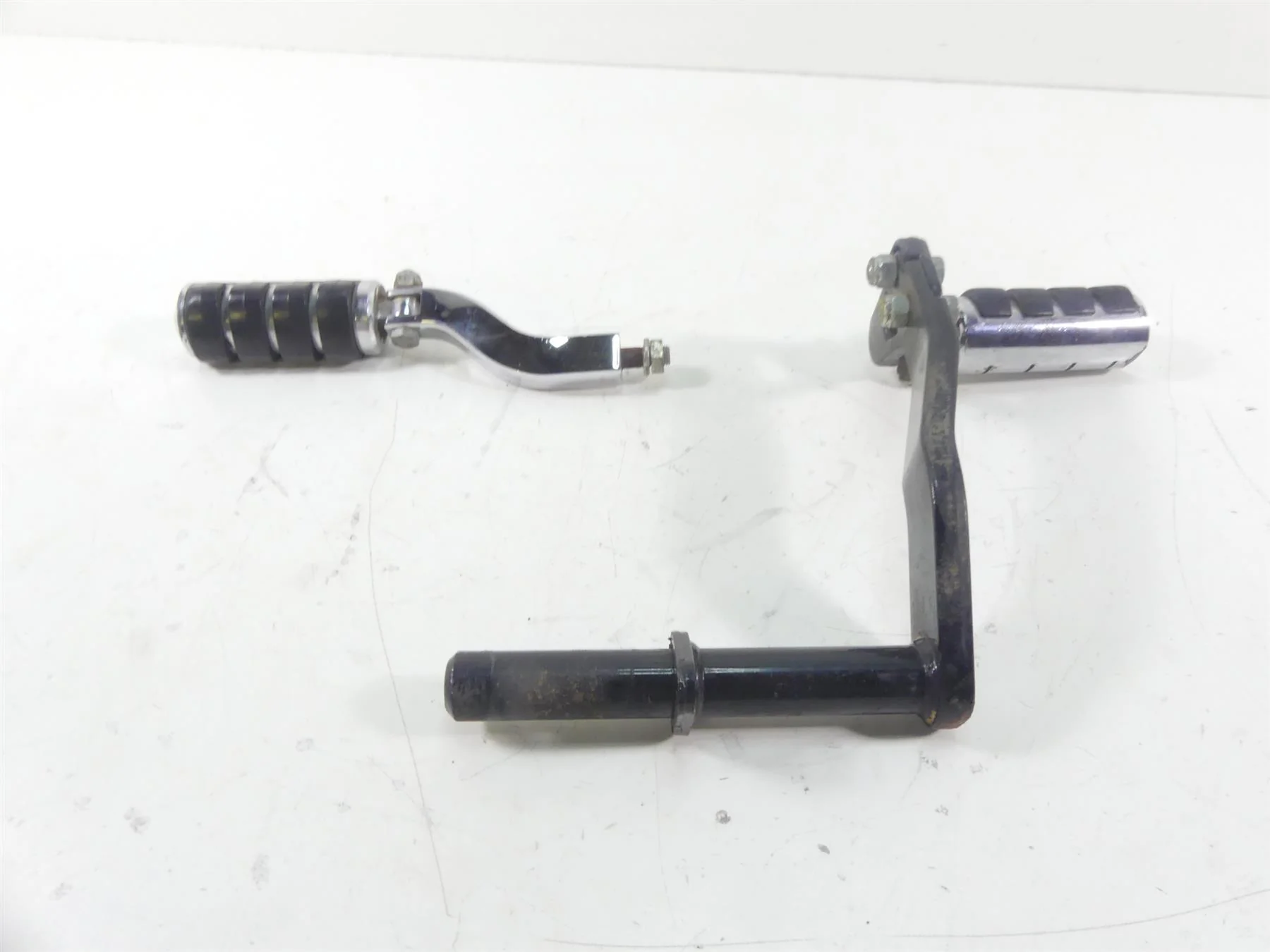 1995 Harley Dyna FXDL Low Rider Rear Passenger Footpeg Set 52740-94 52742-94 - Image 3