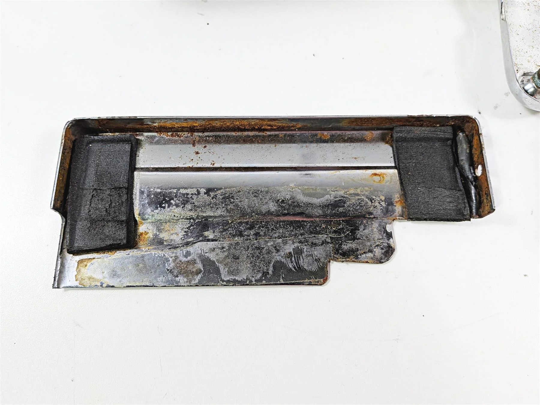 1995 Harley XL883 Sportster Hugger Battery Holder, Cover & Triangle 66194-94A - Image 7