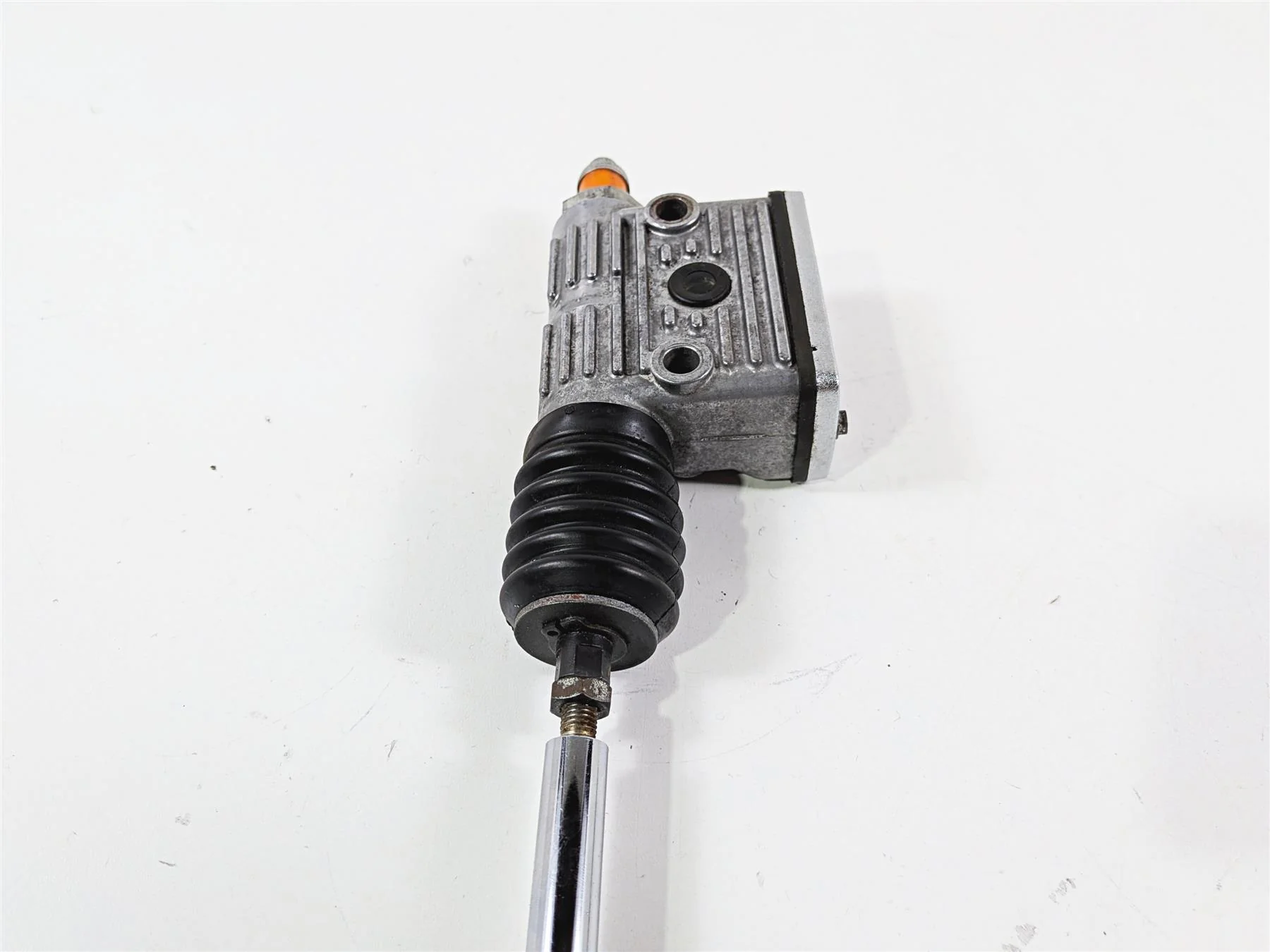 1995 Harley XL883 Sportster Hugger Rear Master Cylinder & Brake Rod 42456-87D - Image 4