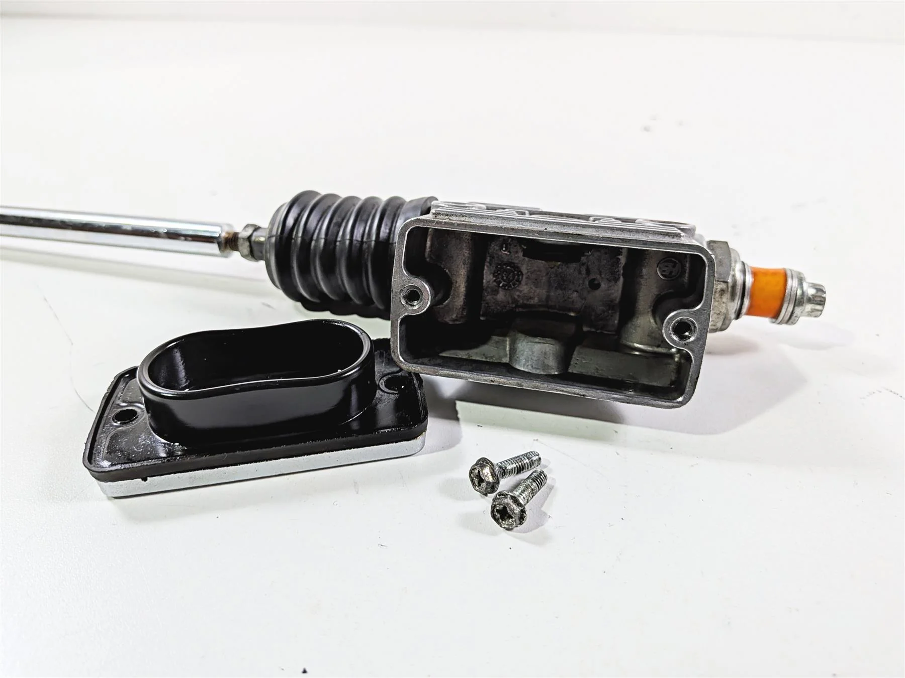 1995 Harley XL883 Sportster Hugger Rear Master Cylinder & Brake Rod 42456-87D - Image 9