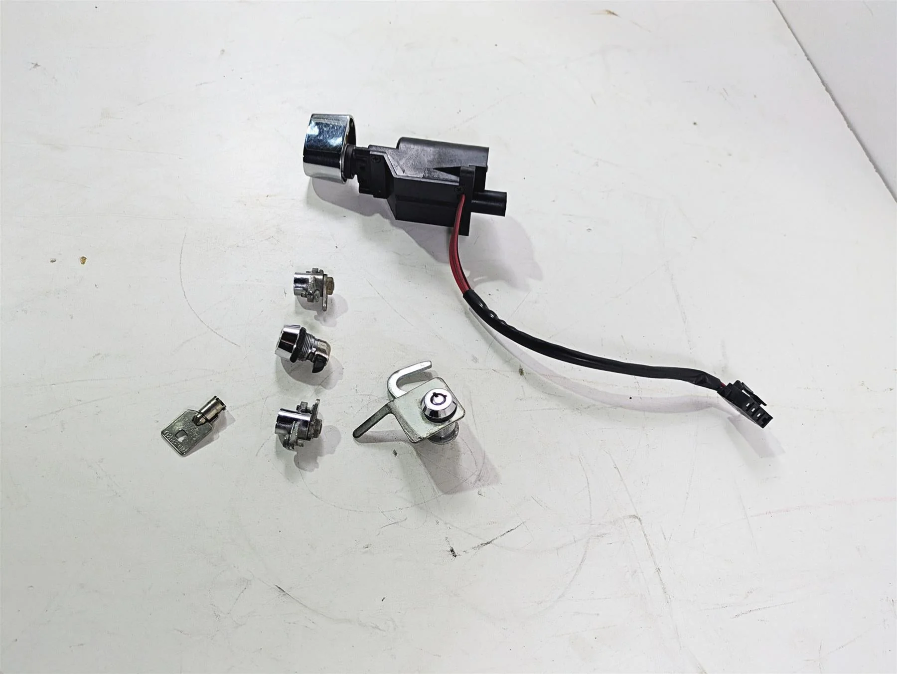 1996 Harley Touring FLHTCUI Electra Glide Ignition Switch Key Lock Set 71526-93B - Image 2