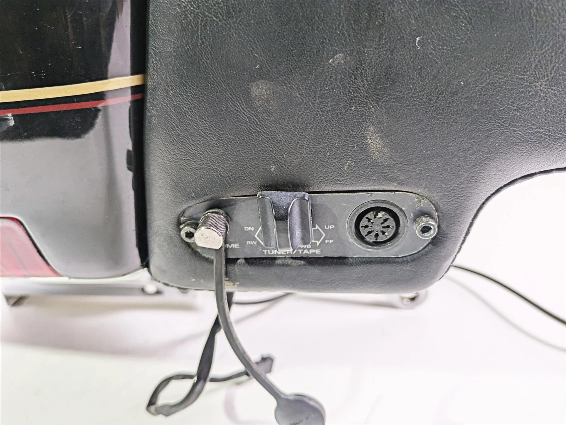 1996 Harley Touring FLHTCUI Electra Glide Rear Trunk Tour Pak & Mount 53275-94 - Image 4