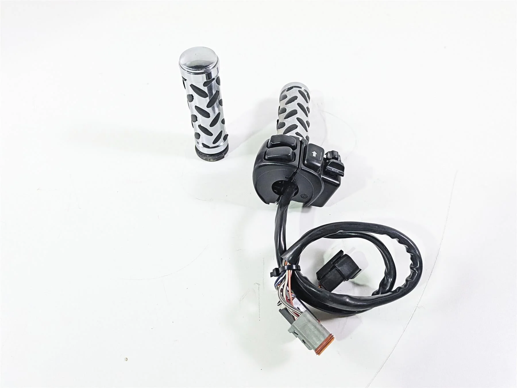 1996 Harley Touring FLHTCUI Electra Glide Right Hand Control Switch 71684-06A - Image 4