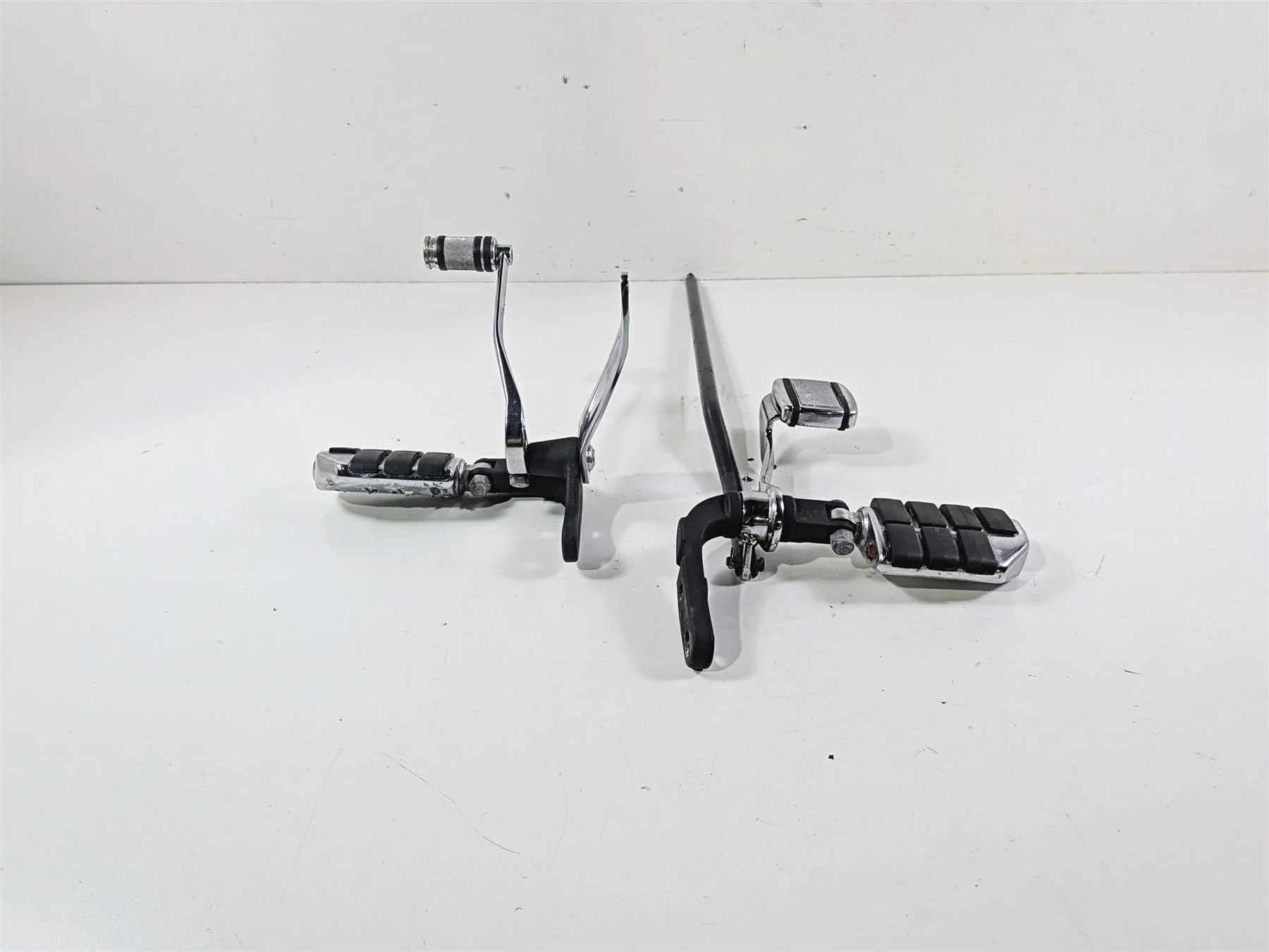 1998 Harley Dyna FXDL Low Rider Front Rider Footpeg + Brake Shift Lever 50649-90 - Image 5