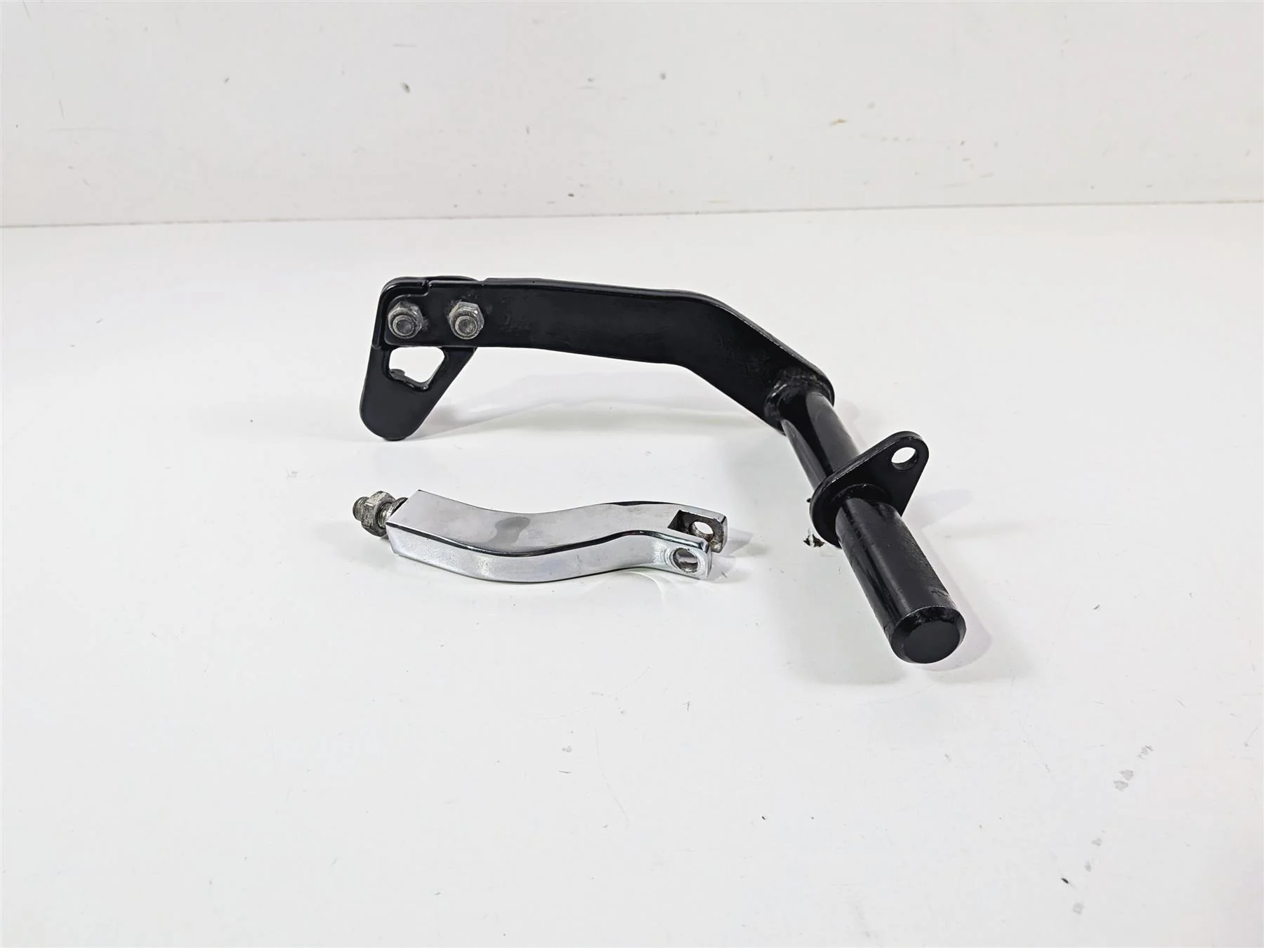 1998 Harley Dyna FXDL Low Rider Passenger Footpeg Mounts & Mounting Bar 52740-94 - Image 2
