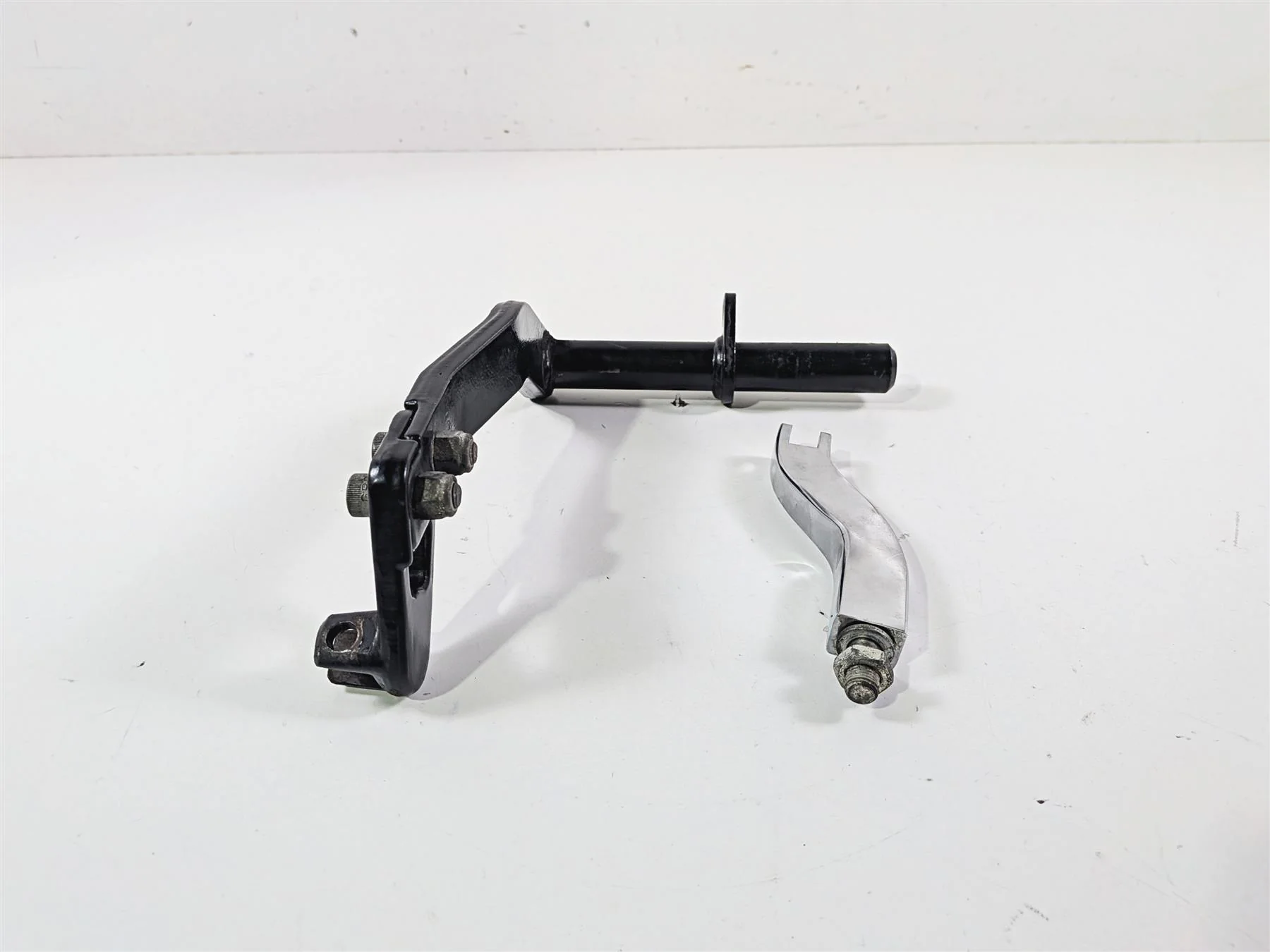 1998 Harley Dyna FXDL Low Rider Passenger Footpeg Mounts & Mounting Bar 52740-94 - Image 3