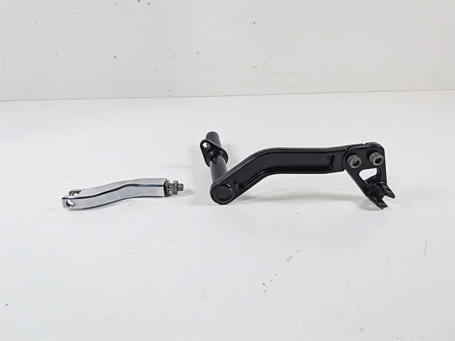 1998 Harley Dyna FXDL Low Rider Passenger Footpeg Mounts & Mounting Bar 52740-94 - Image 4