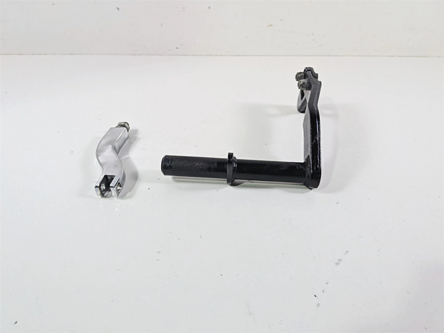 1998 Harley Dyna FXDL Low Rider Passenger Footpeg Mounts & Mounting Bar 52740-94 - Image 5