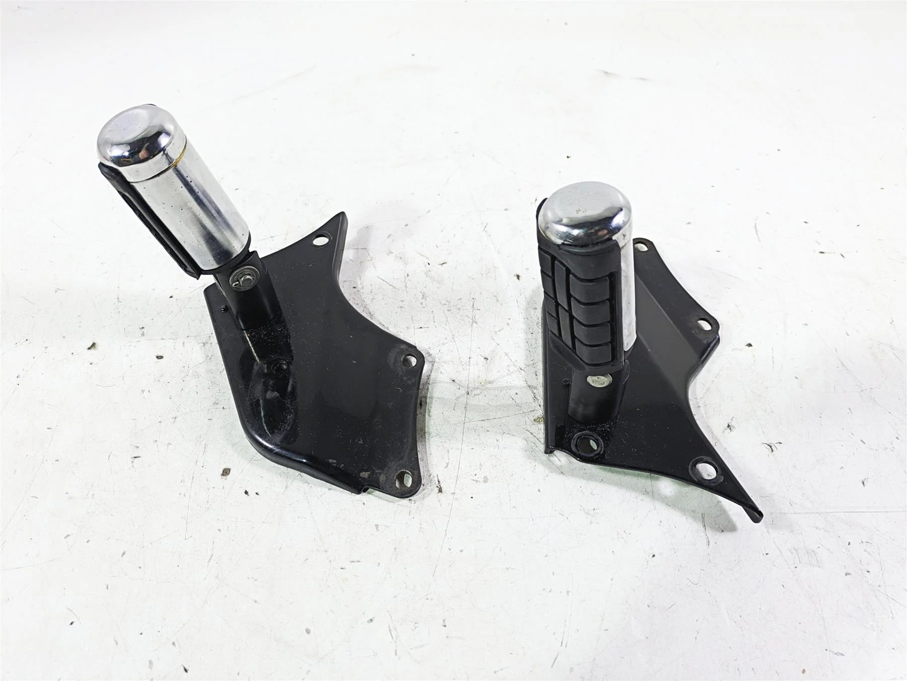 1998 Honda GL1500 Valkyrie Tour Rear Passenger Footpeg Rest Set 50715-MZ0-000 - Image 3