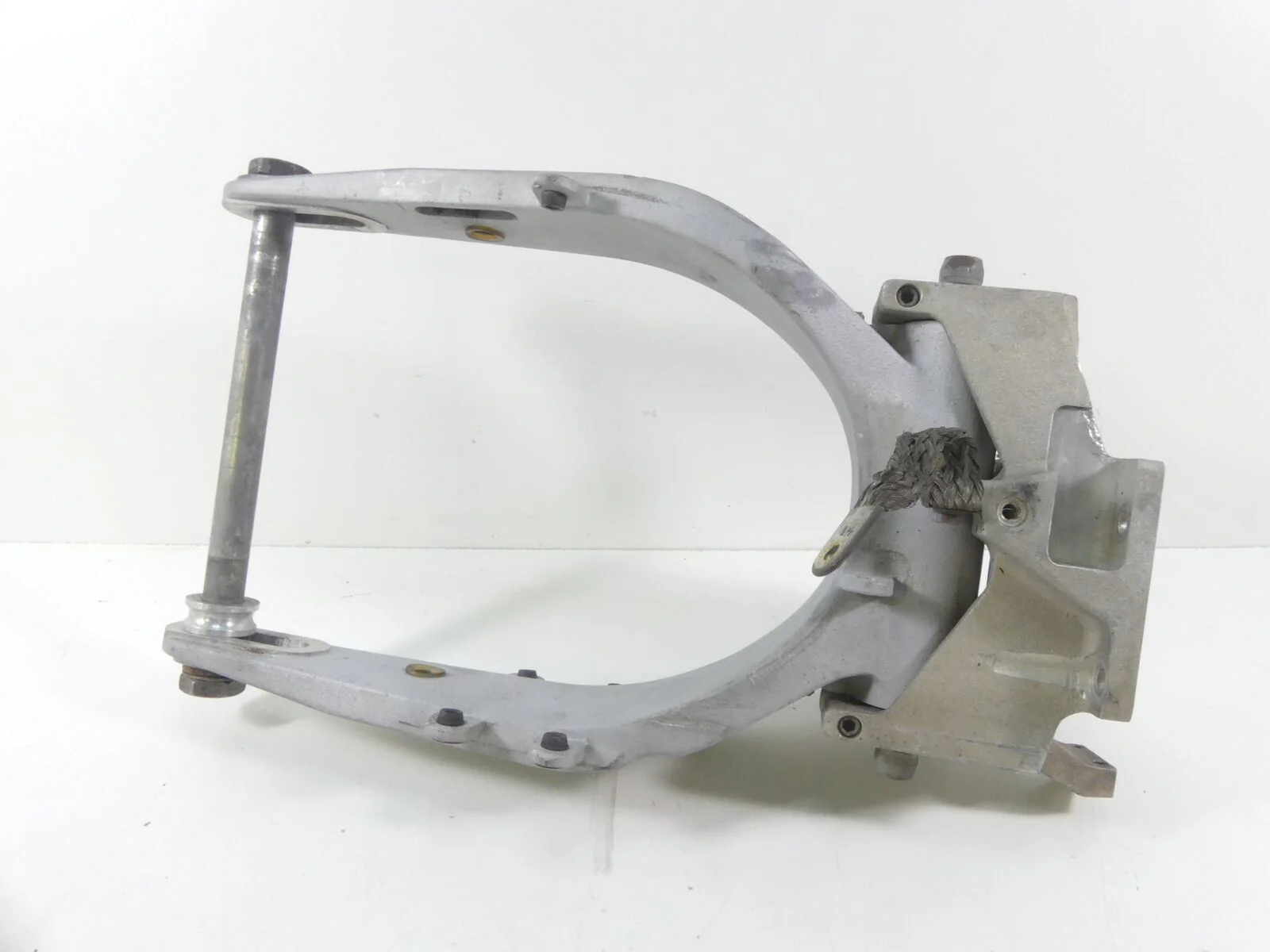 1999 Buell X1 Lightning Swingarm Rear Swing Arm Suspension + Motor Mount  K0100. - Image 5