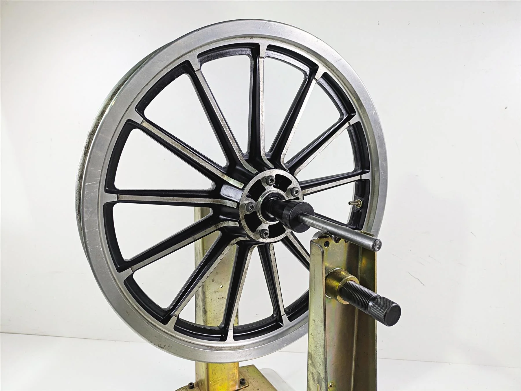 1999 Harley Dyna FXDL Low Rider 19x2.15 Front Wheel 13 Spoke Cast Rim 43499-96