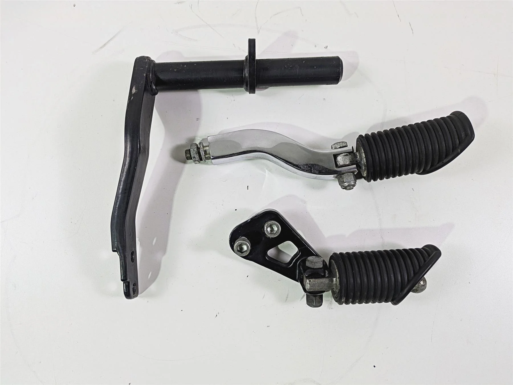 1999 Harley Dyna FXDL Low Rider Passenger Footpeg Set + Mount 49165-90 52740-94A