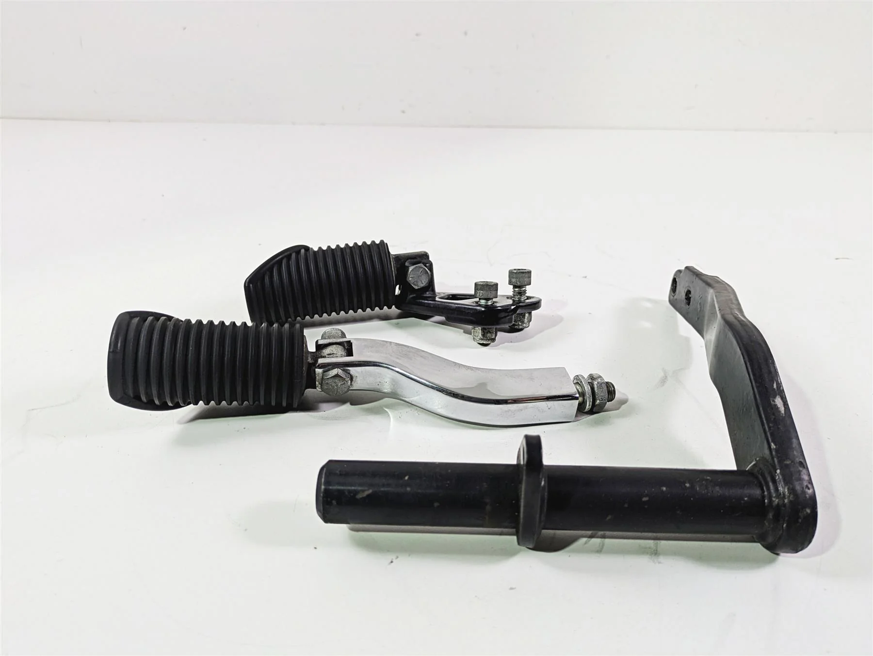 1999 Harley Dyna FXDL Low Rider Passenger Footpeg Set + Mount 49165-90 52740-94A - Image 4