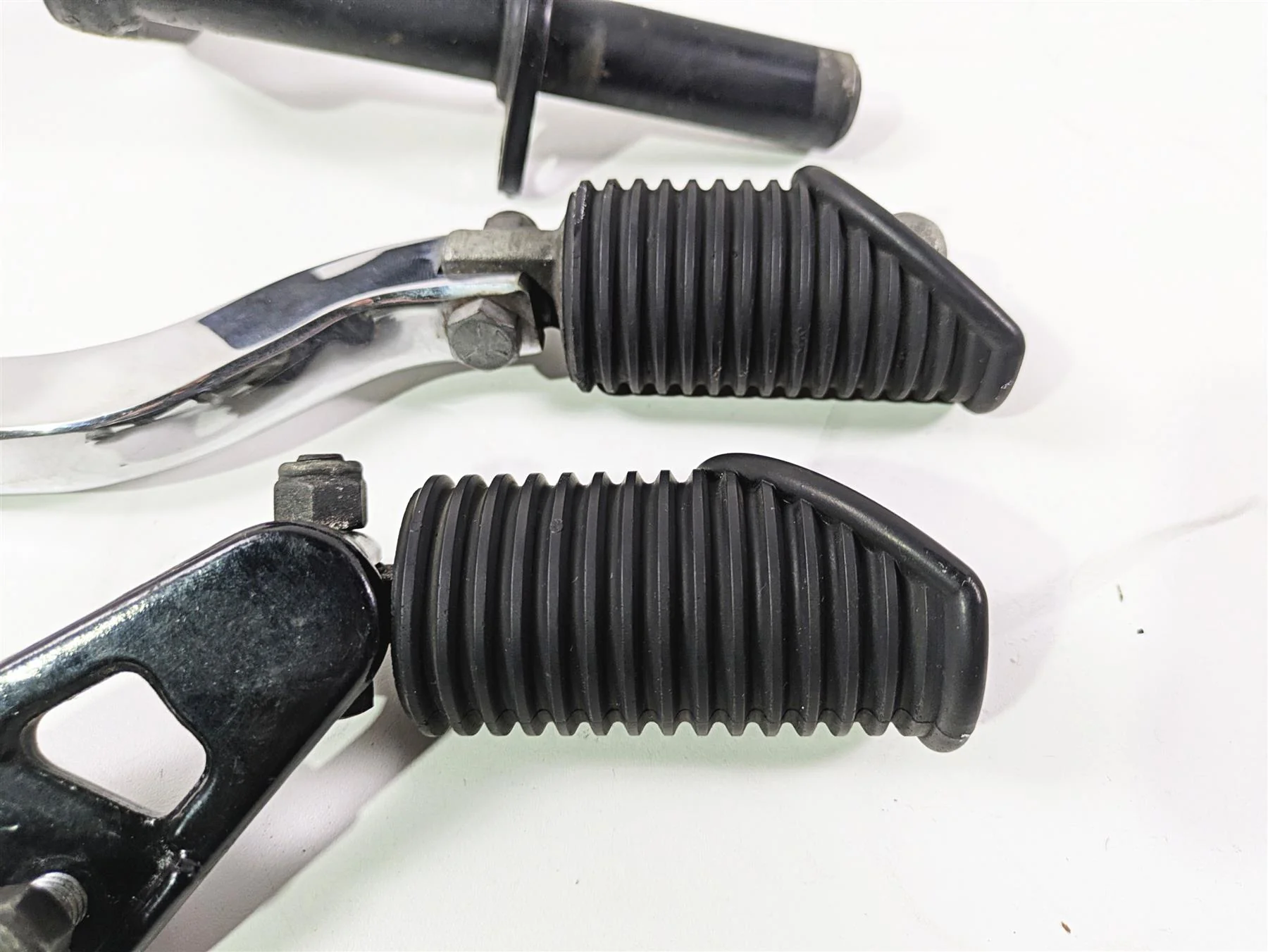 1999 Harley Dyna FXDL Low Rider Passenger Footpeg Set + Mount 49165-90 52740-94A - Image 7
