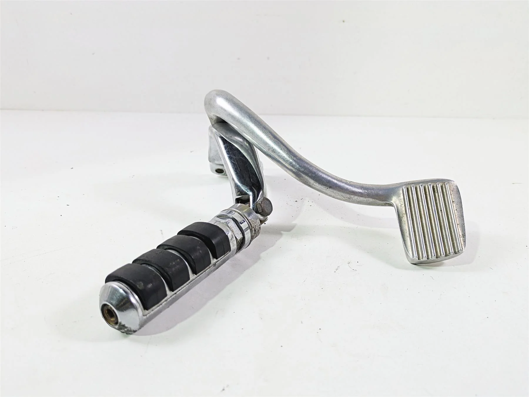 1999 Harley Dyna FXDL Low Rider Right Front Mid Footpeg & Brake Pedal 42502-90B - Image 3