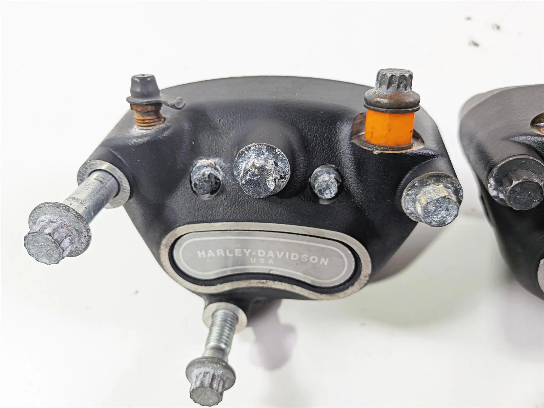 2000 Harley Touring FLHRCI Road King Front Brake Caliper Set 44023-00C 44046-00D - Image 10