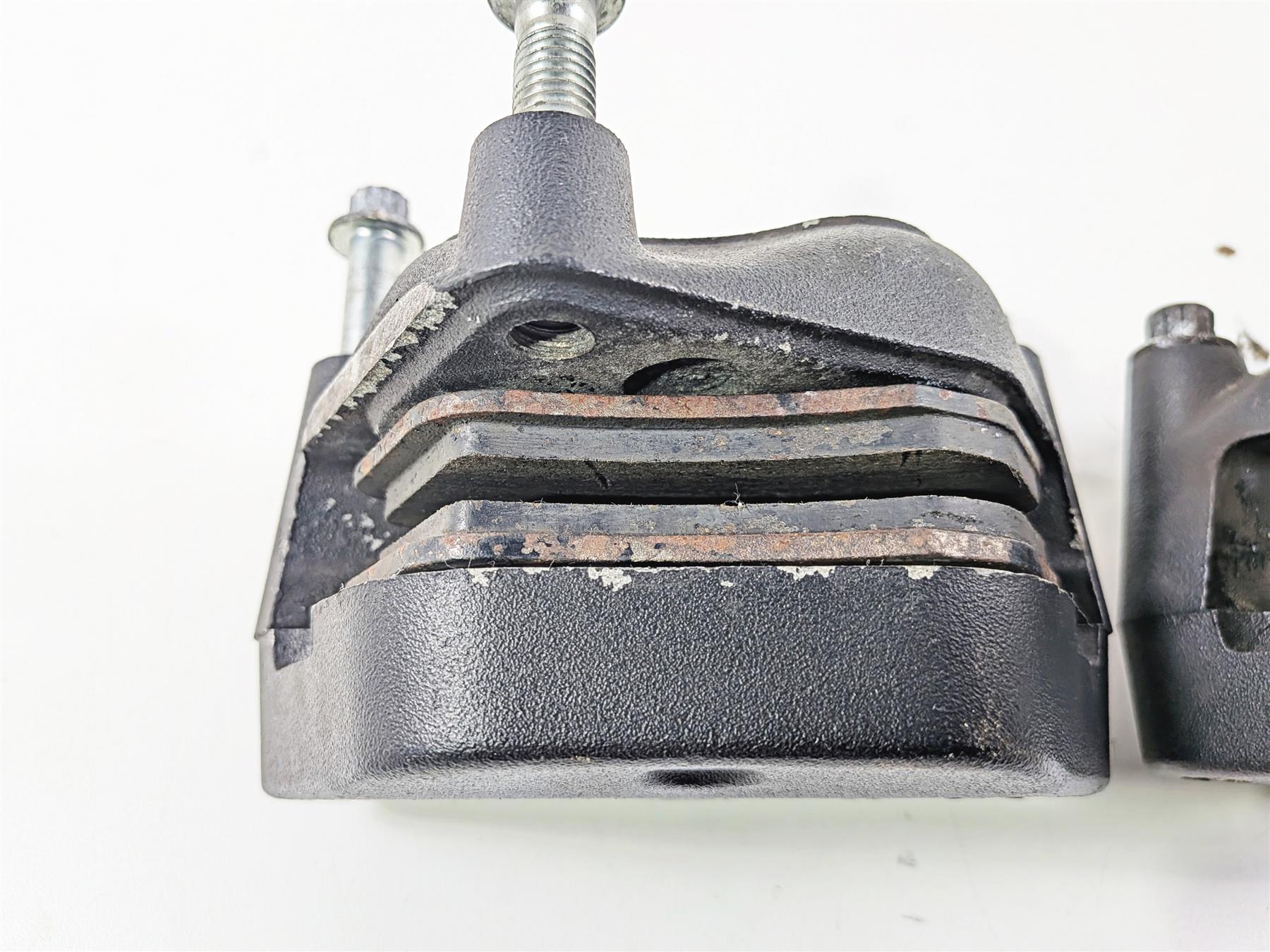2000 Harley Touring FLHRCI Road King Front Brake Caliper Set 44023-00C 44046-00D - Image 9