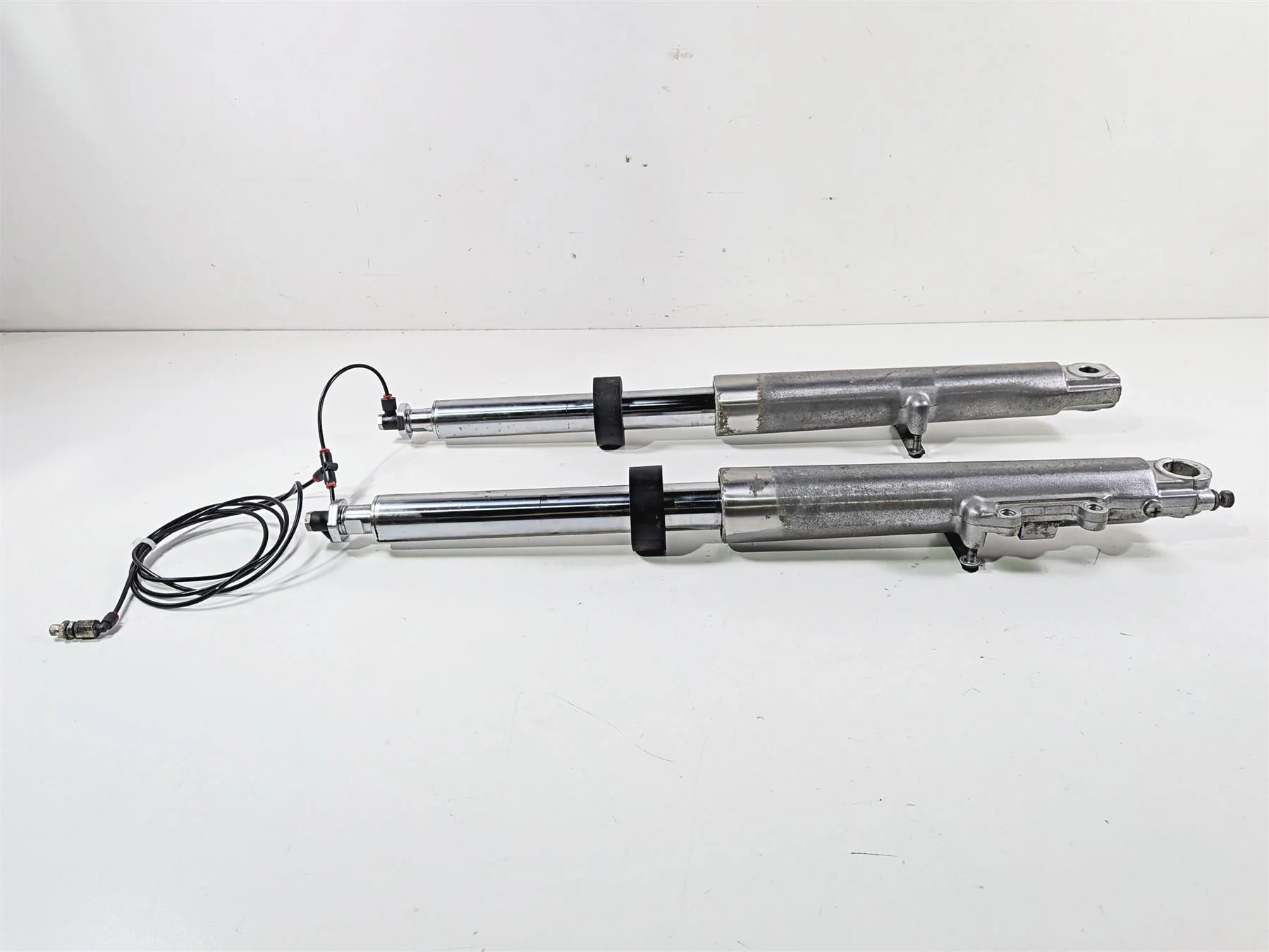 2000 Harley Touring FLHRCI Road King Front Fork Leg Set - Read 46497-00 46495-00 - Image 2