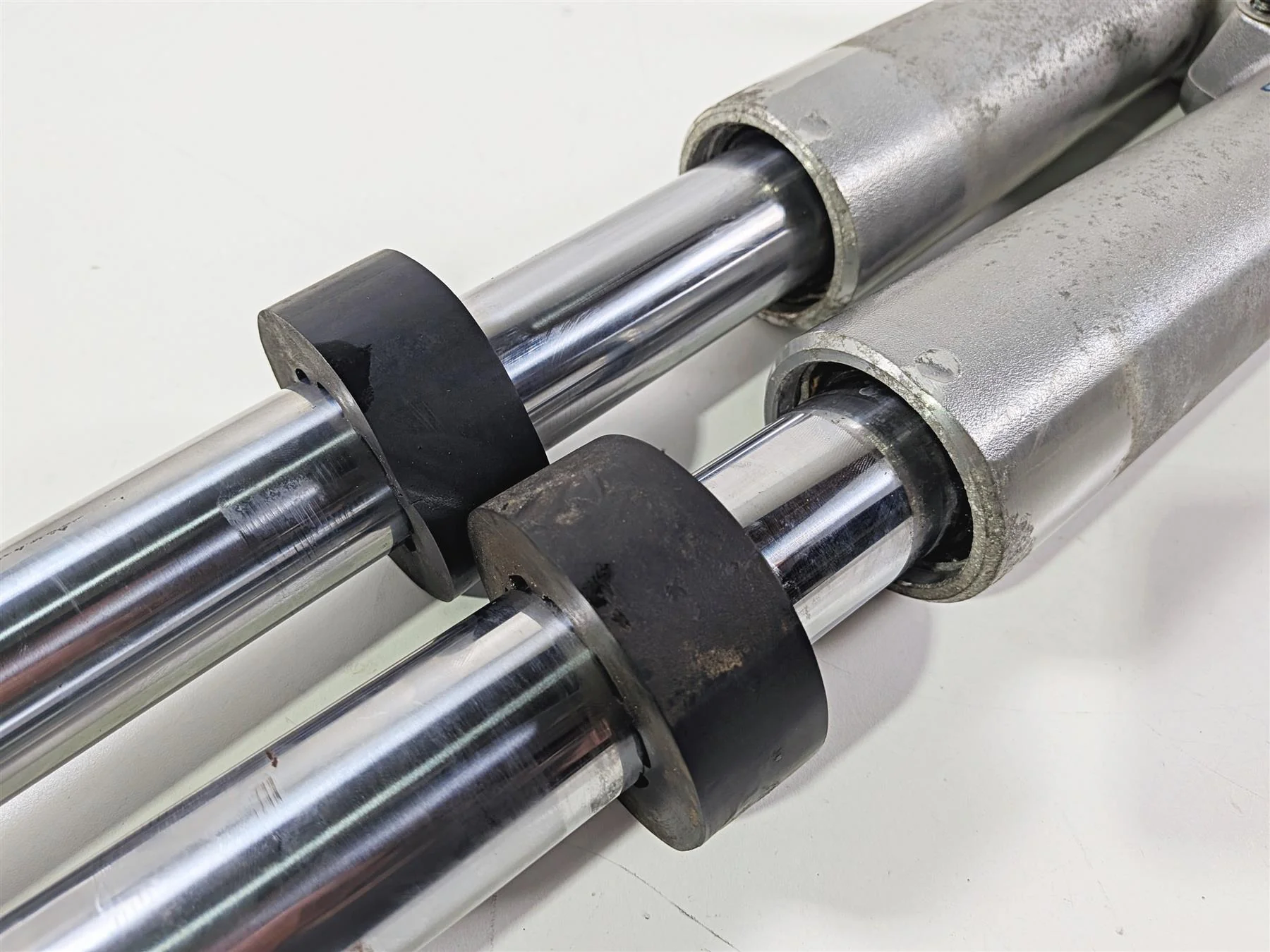 2000 Harley Touring FLHRCI Road King Front Fork Leg Set - Read 46497-00 46495-00 - Image 8