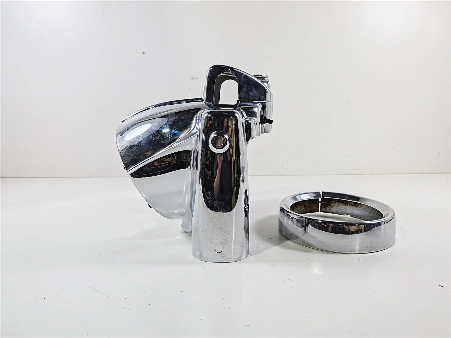 2000 Harley Touring FLHRCI Road King Headlight Cover Nacelle 67674-94 67682-94 - Image 4