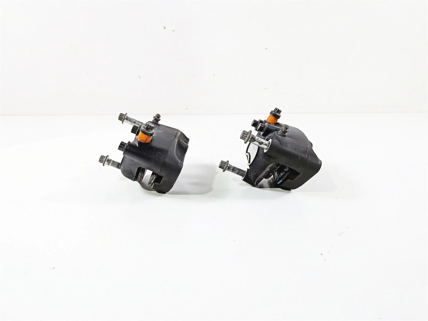 2001 Harley FLHRCI Road King Front Brake Caliper Set 44023-00C 44046-00D - Image 5