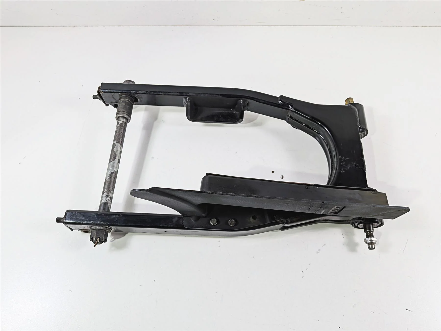 2001 Harley FLHRCI Road King Rear Swing Arm Swingarm & Axle 47549-00 - Image 2