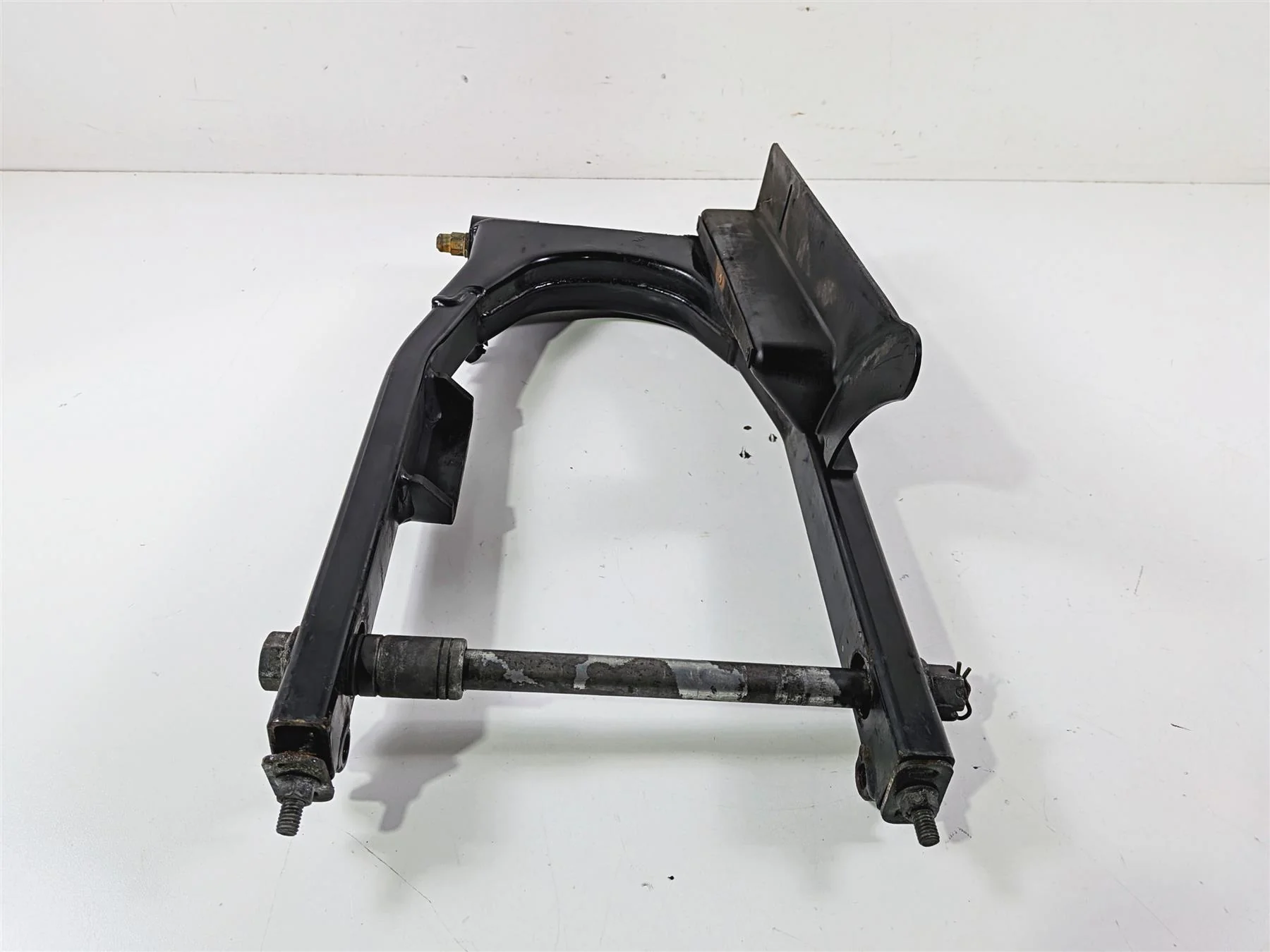 2001 Harley FLHRCI Road King Rear Swing Arm Swingarm & Axle 47549-00 - Image 4