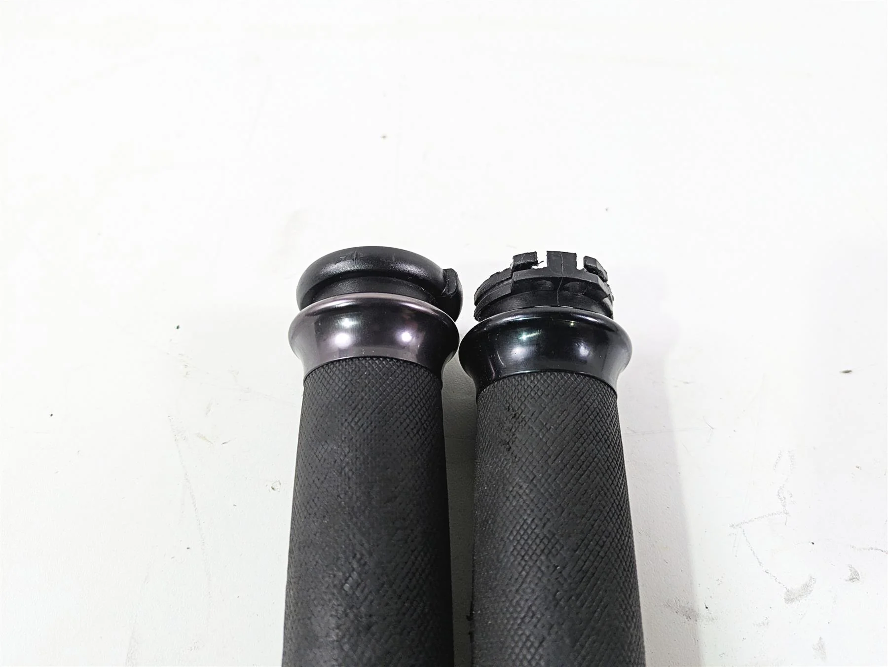 2001 Harley Touring FLHX Street Glide Avon Spike Hand Grip Set Grips 61-0387 - Image 4
