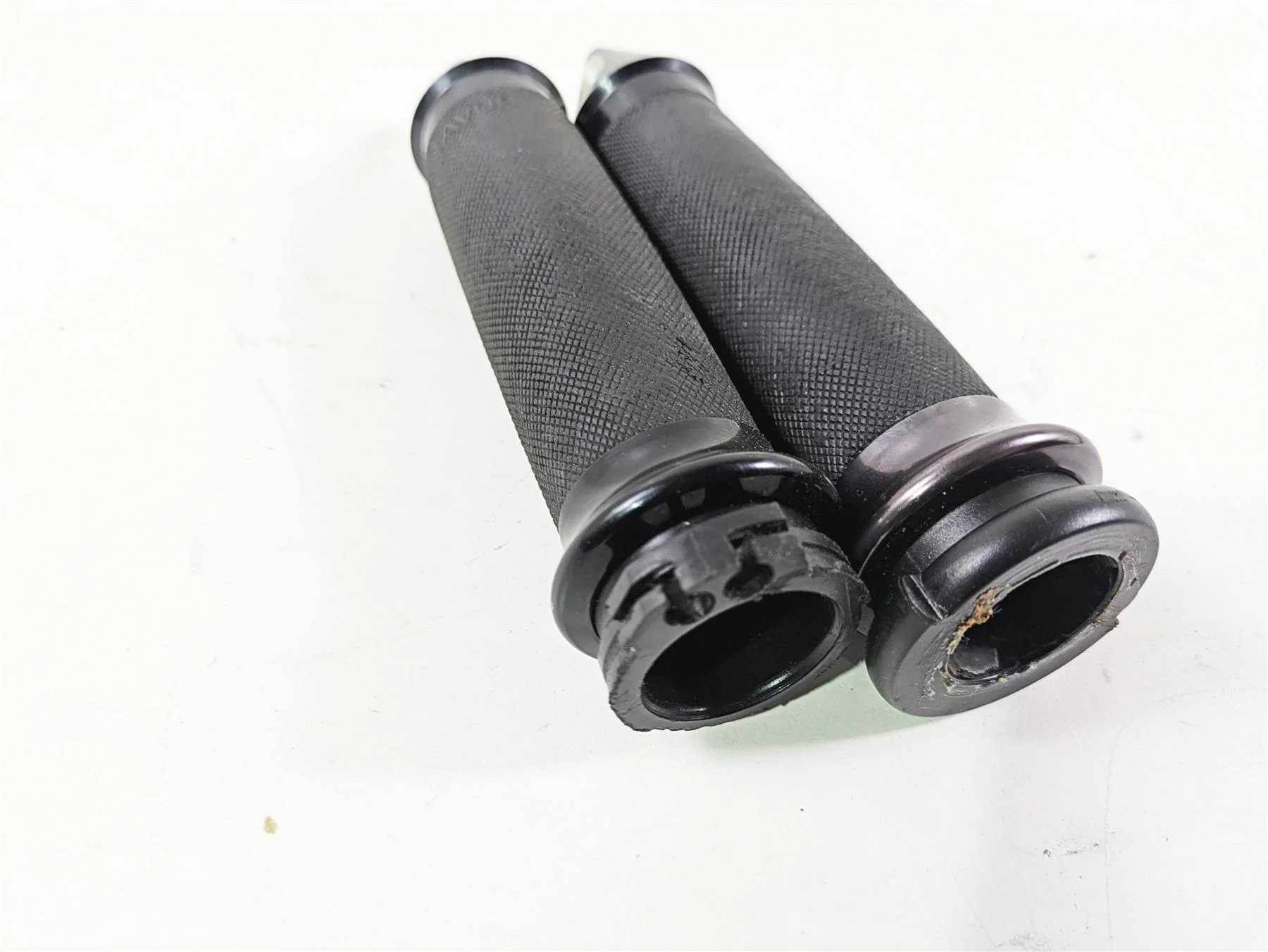 2001 Harley Touring FLHX Street Glide Avon Spike Hand Grip Set Grips 61-0387 - Image 6