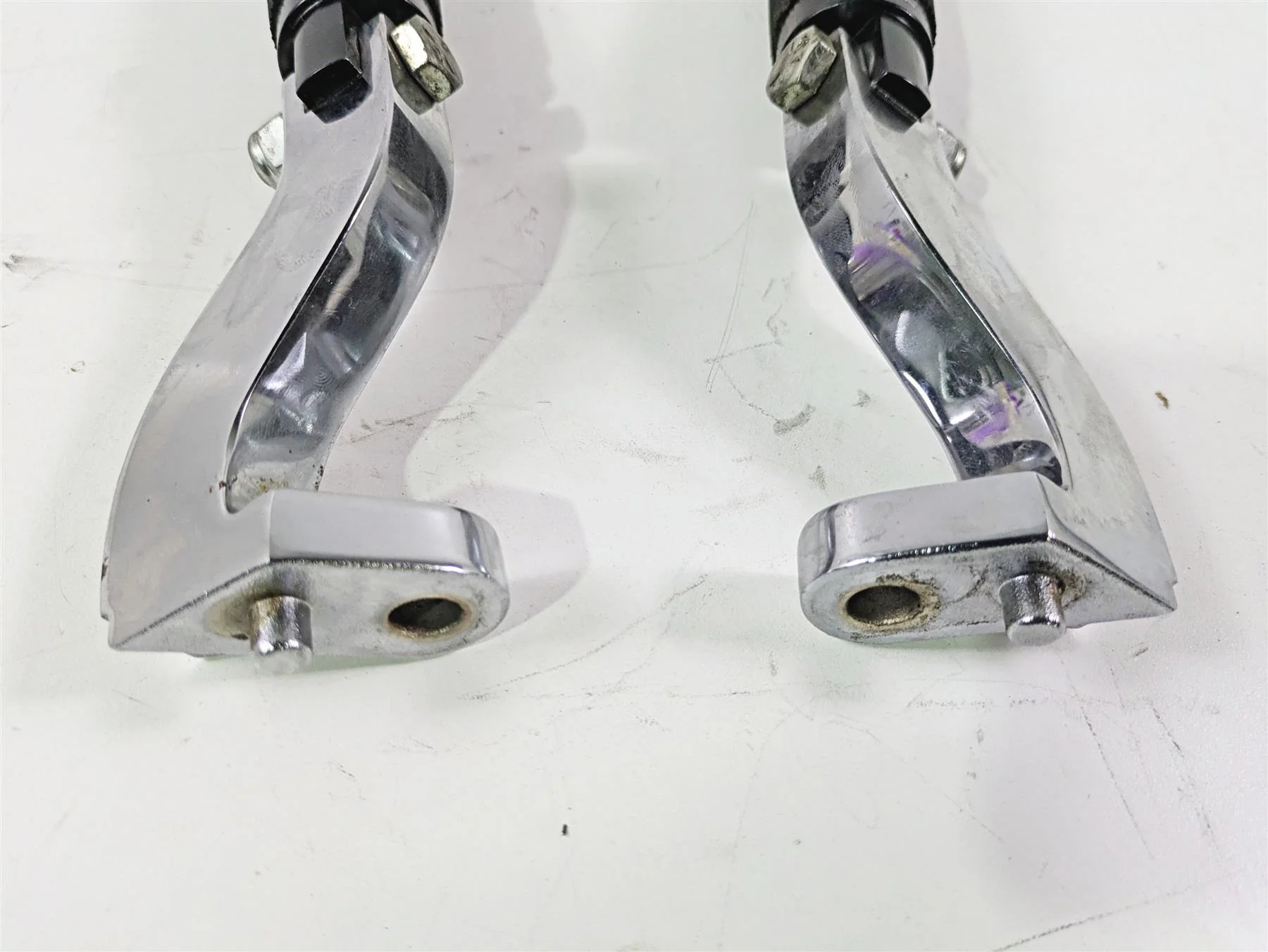 2001 Harley Touring FLHX Street Glide Avon Spike Rear Footpeg Set & Chrome Mount - Image 4