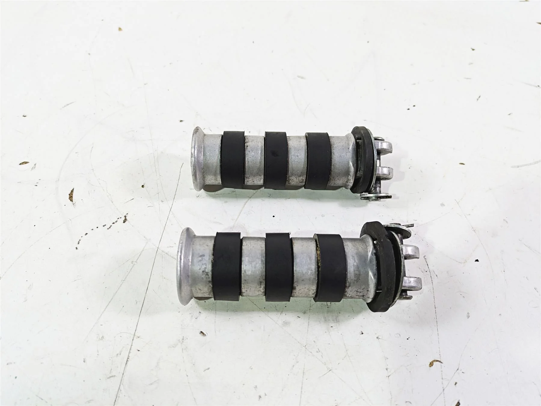 2001 Honda VT1100 Shadow Sabre Rear Passenger Foot Peg Rest Set 50715-MBA-020