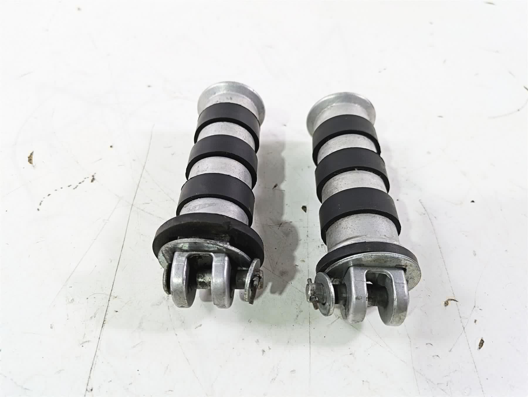 2001 Honda VT1100 Shadow Sabre Rear Passenger Foot Peg Rest Set 50715-MBA-020 - Image 4