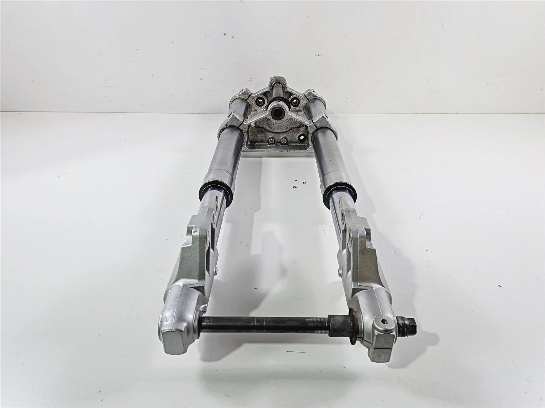 2001 Suzuki VZ800 Marauder Front Fork Triple Tree Set 51110-48E10 51120-48E10 - Image 2