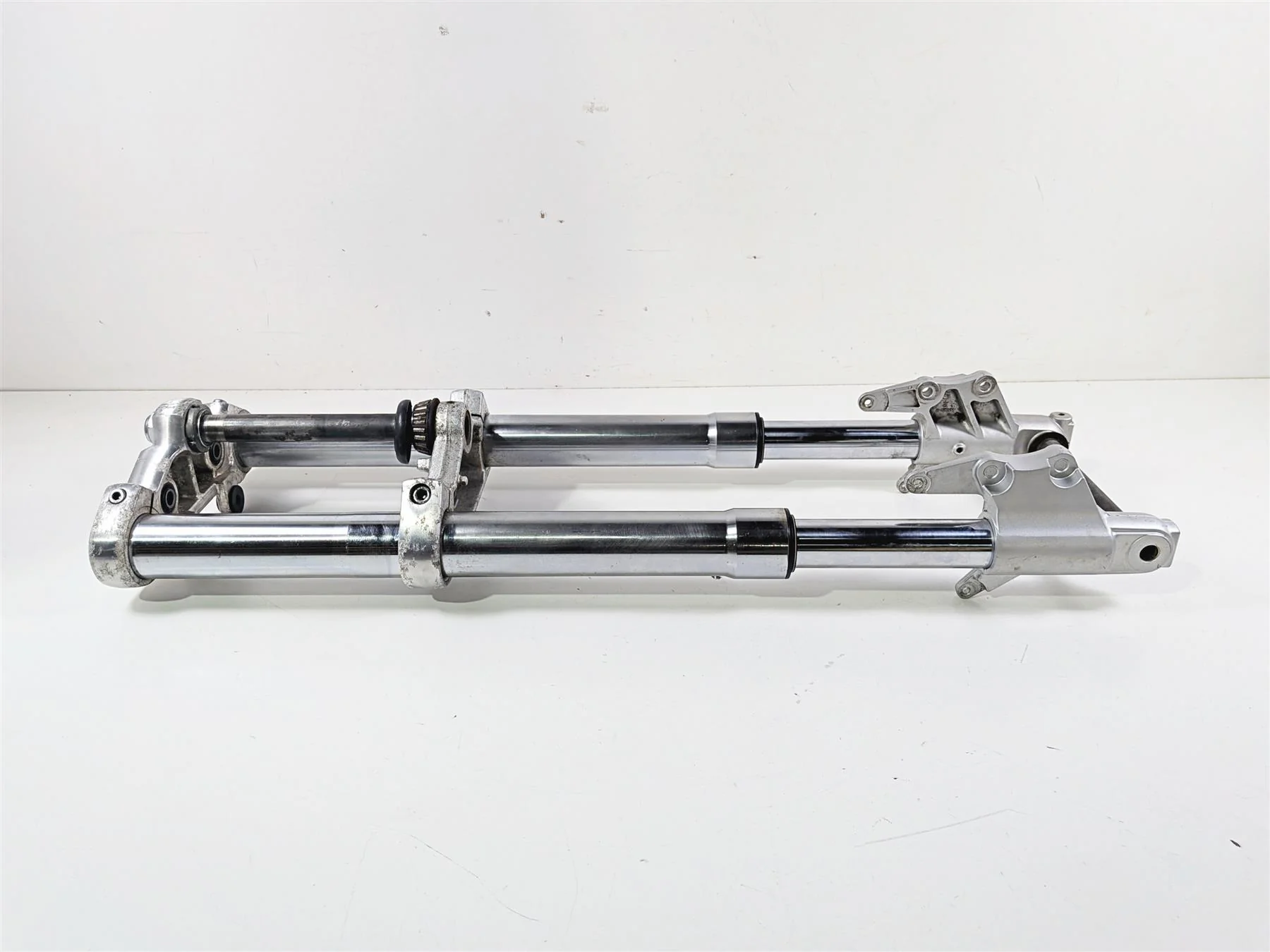 2001 Suzuki VZ800 Marauder Front Fork Triple Tree Set 51110-48E10 51120-48E10 - Image 3