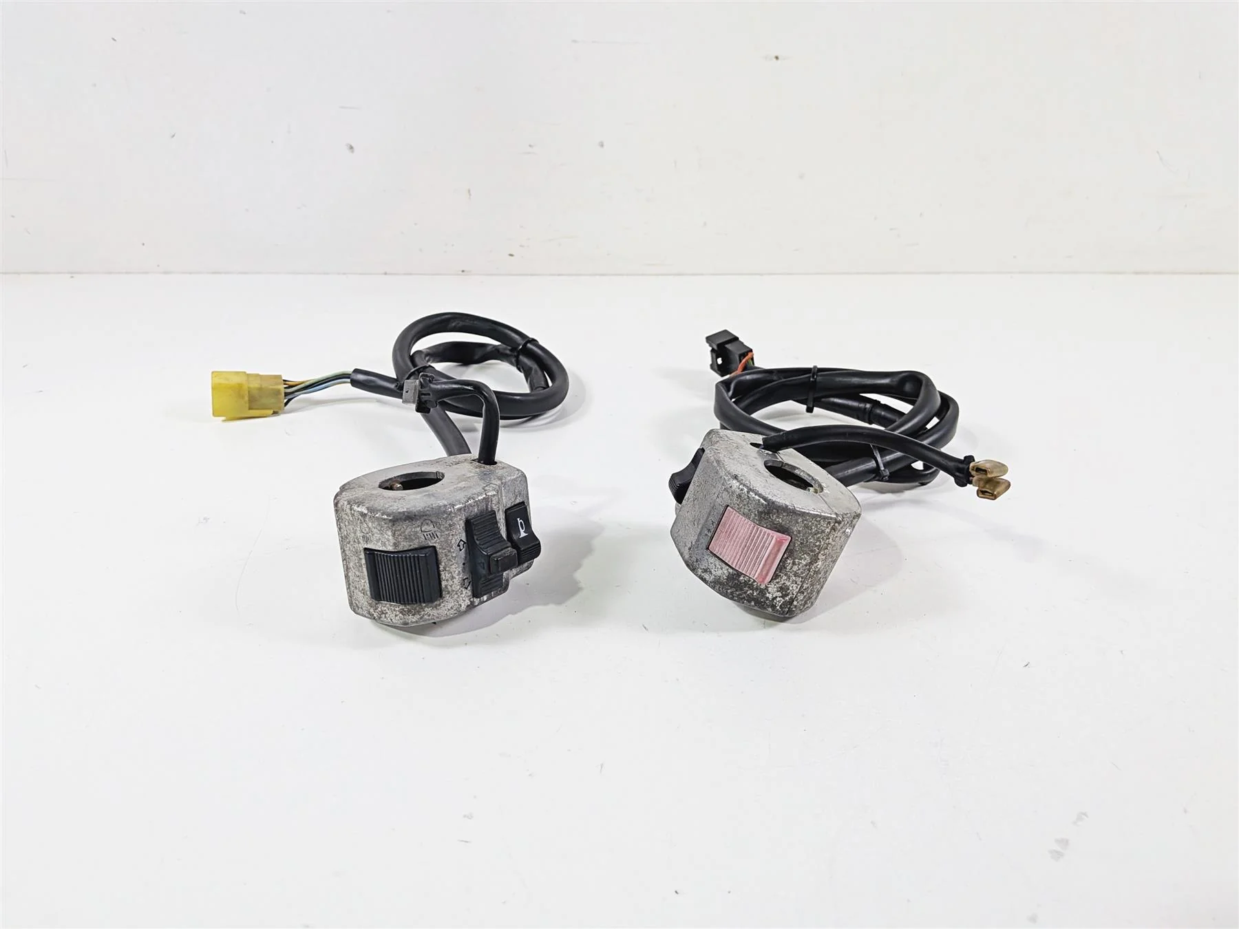 2001 Suzuki VZ800 Marauder Hand Control Switch Set 37200-48E30 37400-48E10 - Image 2