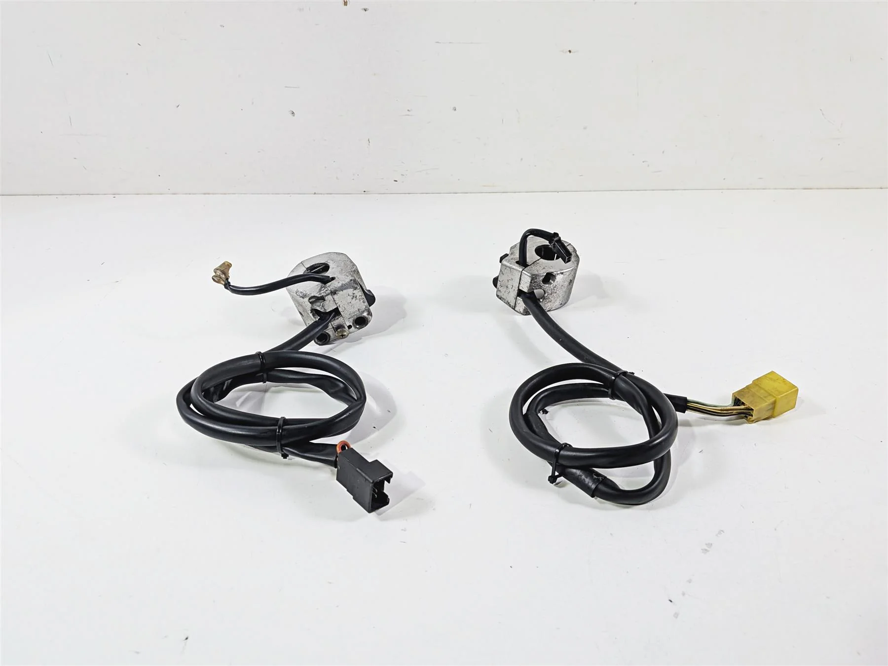 2001 Suzuki VZ800 Marauder Hand Control Switch Set 37200-48E30 37400-48E10 - Image 4