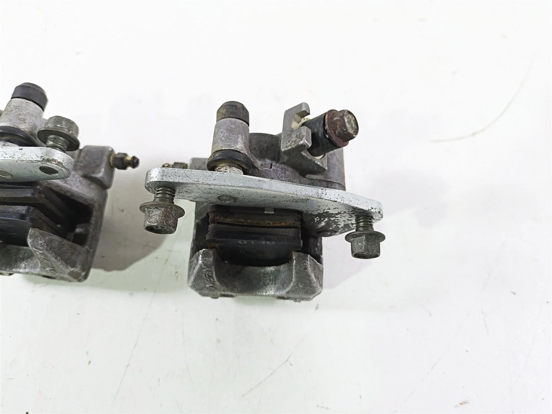 2001 Yamaha Banshee YFZ350 Nissin Front Brake Caliper Set 3GD-2580T-00-00 - Image 9