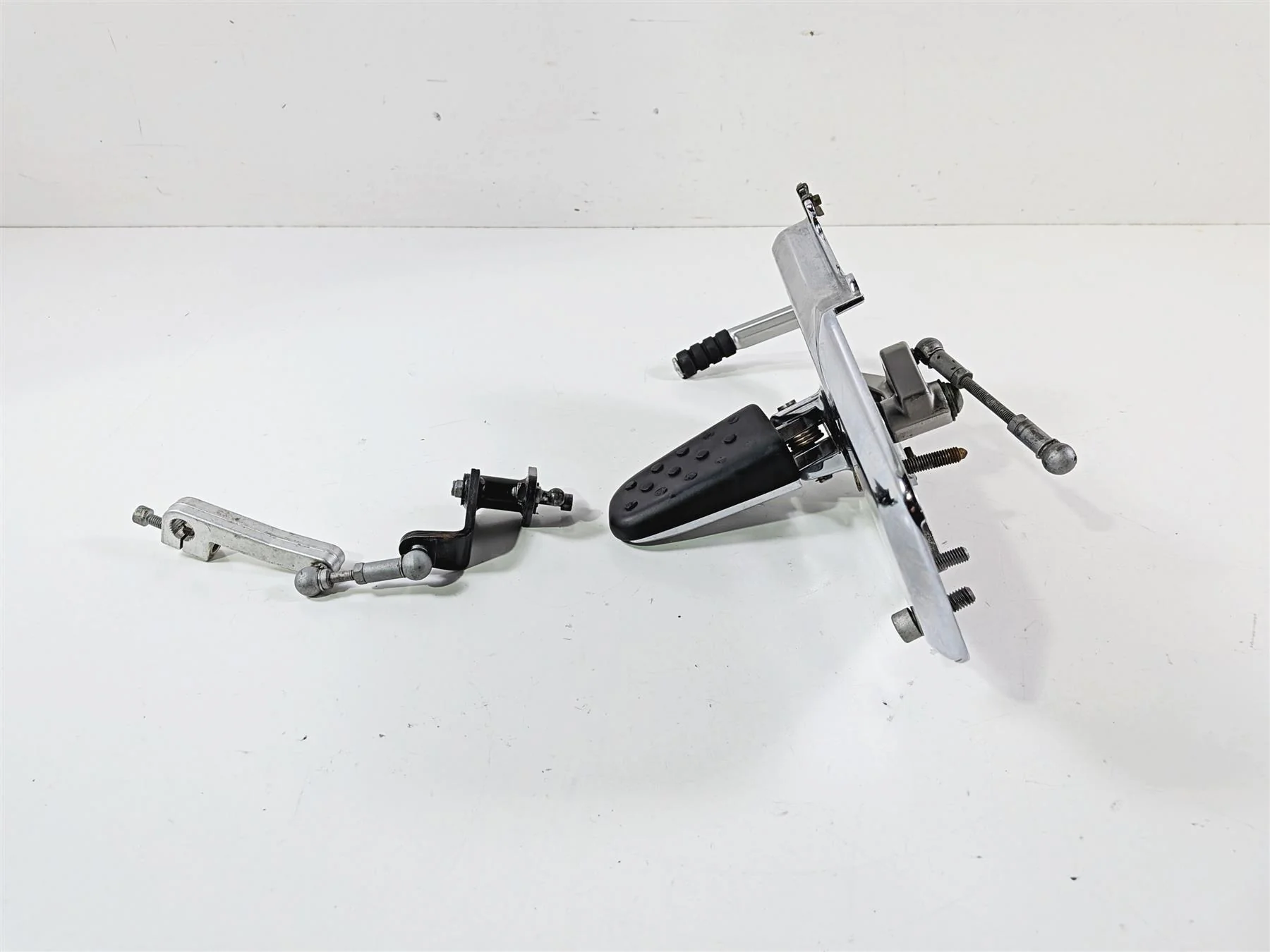 2002 BMW K1200LT 89V3 Left Chrome Footpeg Set & Shifter 46717682133 - Image 5